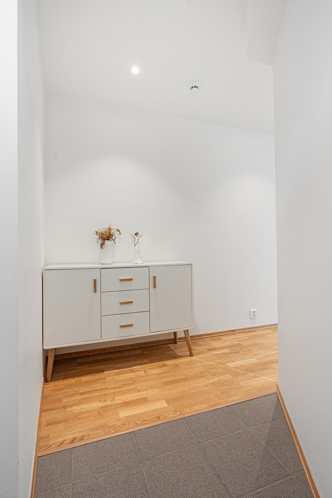 Videre i gangen er det plass til kommode eller sittebenk. Galleribilde