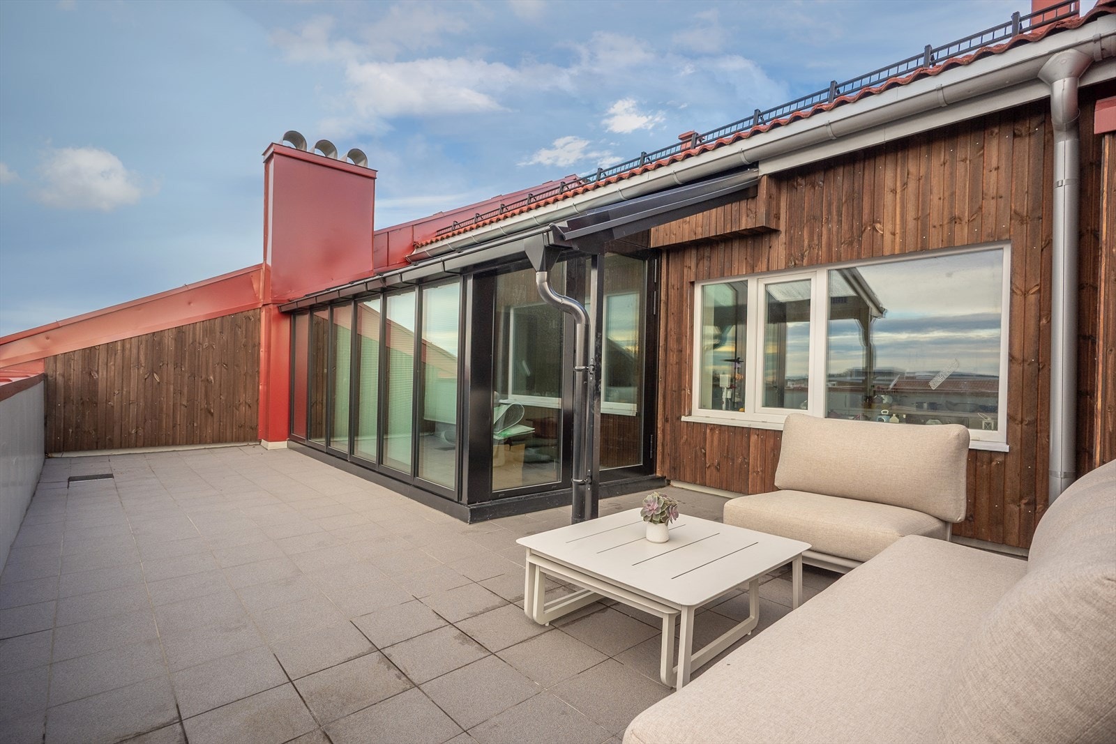 Beliggenheten i øverste etasje gir en luftig og privat følelse, uten innsyn. Galleribilde