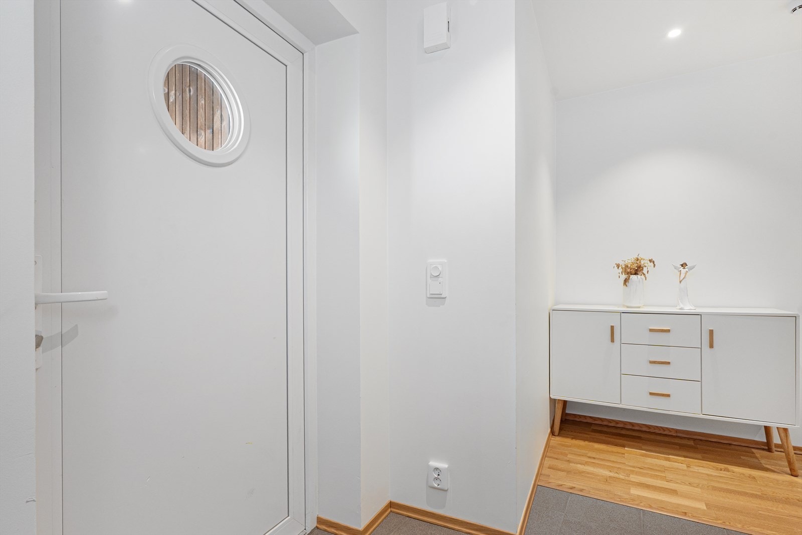 Flislagt entré med vinklet planløsning og plass til garderobeløsning. Galleribilde