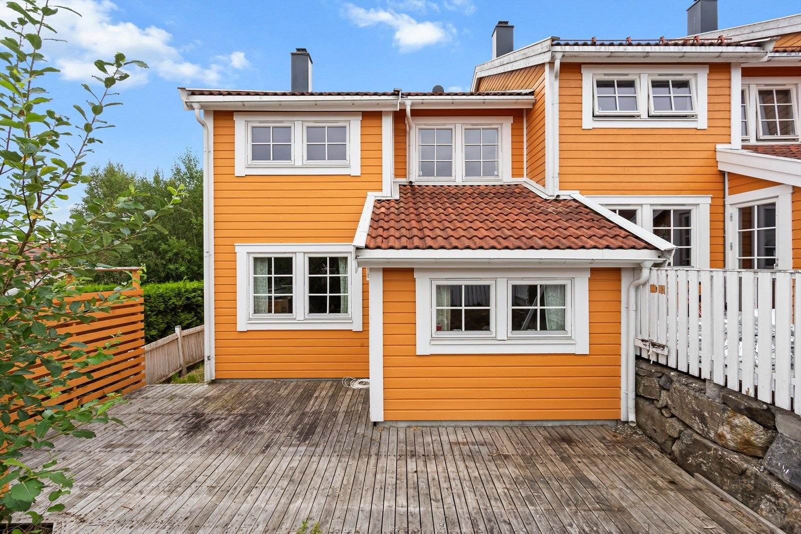 Enderekkehuset har flere uteplasser som barn og voksne kan benytte seg av. Galleribilde