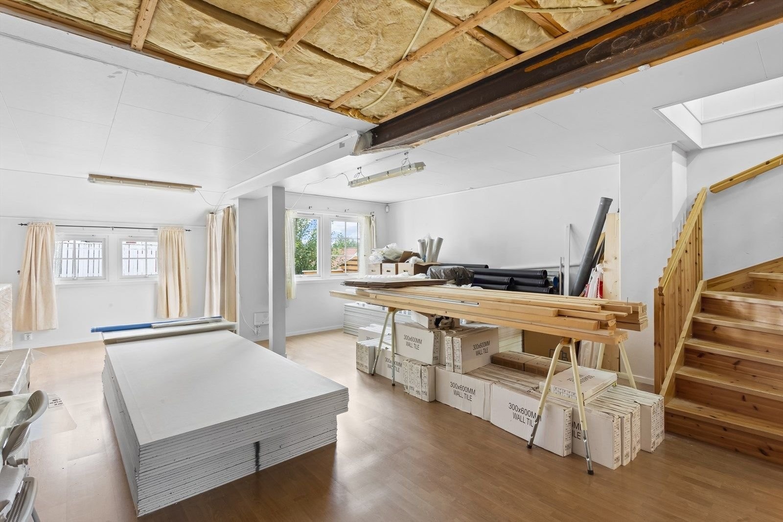 Stuen må pusses opp. Det er mulighet for å etablere et fjerde soverom i venstre hjørnet av stuedelen. Se arbeidsbeskrivelse og spesifikasjoner. Eier har kjøpt inn masse materialer for oppussing av boligen. Galleribilde