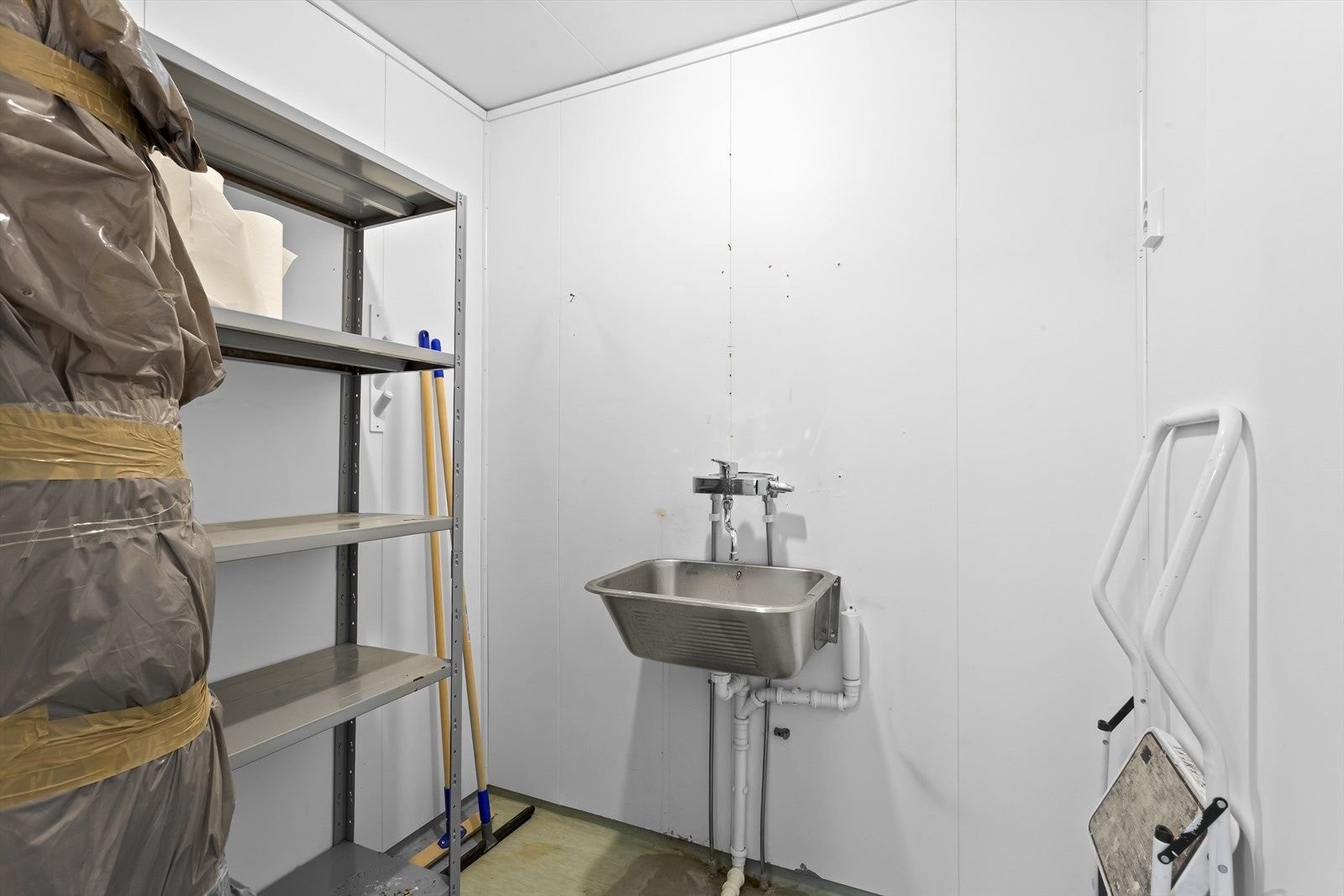 Vaskerommet i 2. etg må pusses opp. Eier har kjøpt inn masse oppussingsmaterialer, se salgsoppgaven. Galleribilde