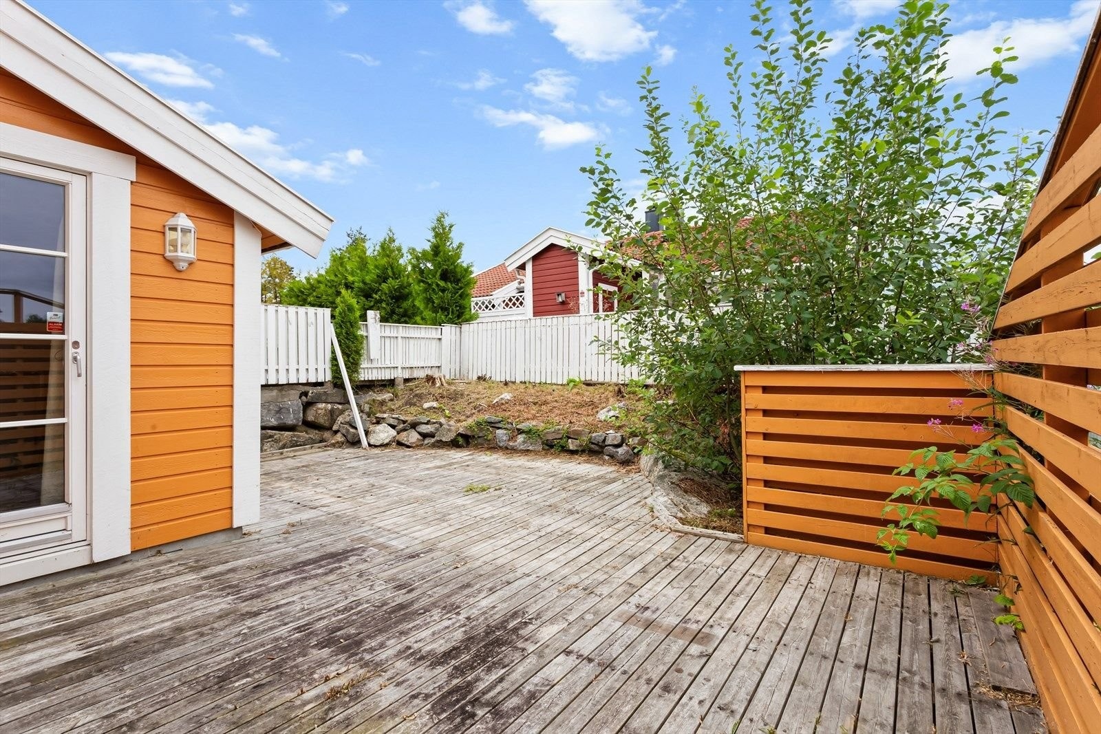 Enderekkehuset har flere uteplasser som barn og voksne kan benytte seg av. Terrassene på fremside og bakside er målt til ca 25 kvm. Galleribilde