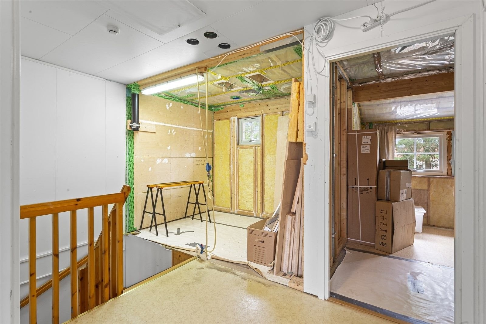Baderom til venstre og soverom 1 til høyre er klargjort for oppussing. Riving av gamle veggfliser og gulvfliser/støpemasse på bad er utført. Veggplater og takplater på soverom er fjernet og klargjort for gipsplater. Eier har kjøpt inn masse materialer. Galleribilde