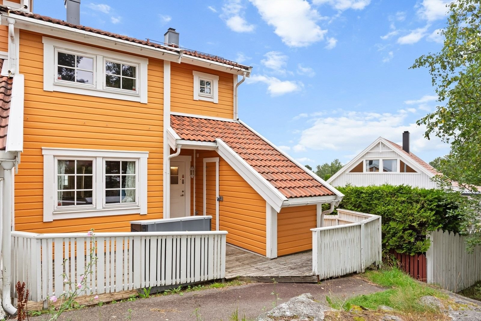 Velkommen!
Her får du en sjelden mulighet. Skap ditt drømmehjem. Du kan tilpasse boligen etter egne ønsker og behov, med mulighet for 2 nye moderne baderom, nytt moderne kjøkken, nytt praktisk vaskerom, 4 nyoppussede soverom og stue. Galleribilde