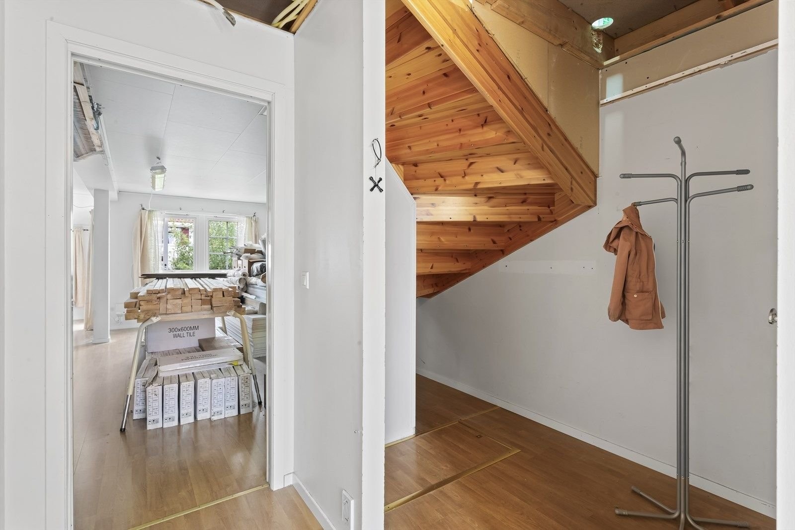 Entre og wc-rom ved siden av må totaloppsusses. Mulighet for å utvide wc-rom til et stort baderom ved behov. Boligen vil da få et bad i 1. etg og et bad i 2. etg. Eier har kjøpt inn masse materialer for oppussing av boligen, se liste i salgsoppgaven. Galleribilde