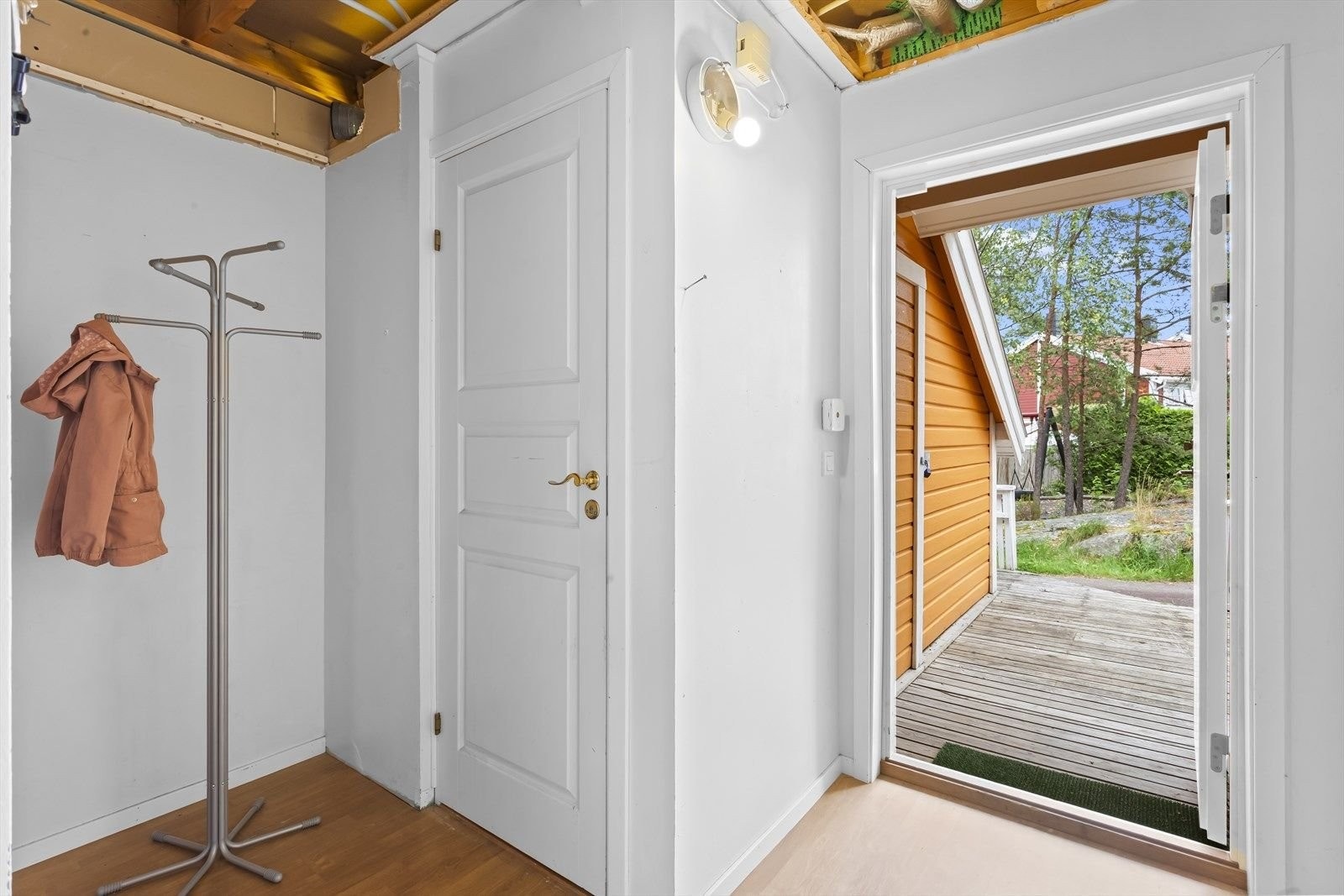 Entre og wc-rom må totaloppsusses. Mulighet for å utvide wc-rom til et stort baderom ved behov. Boligen vil da få et bad i 1. etg og et bad i 2. etg. Galleribilde