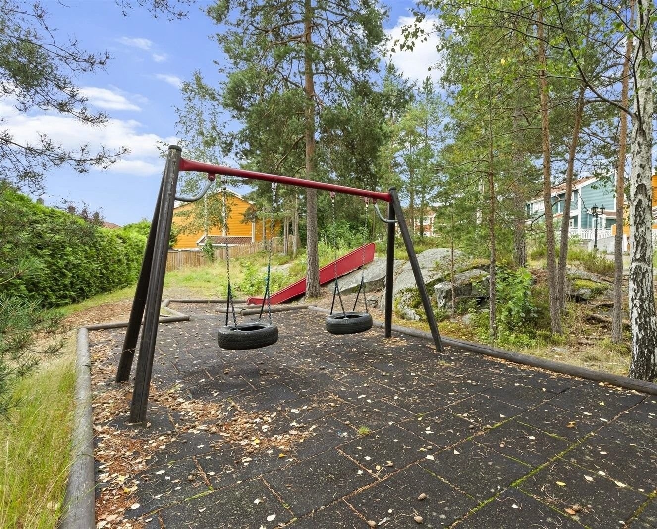 En av flere lekeplasser i sameiet. Denne lekeplassen er rett ved boligen. Galleribilde