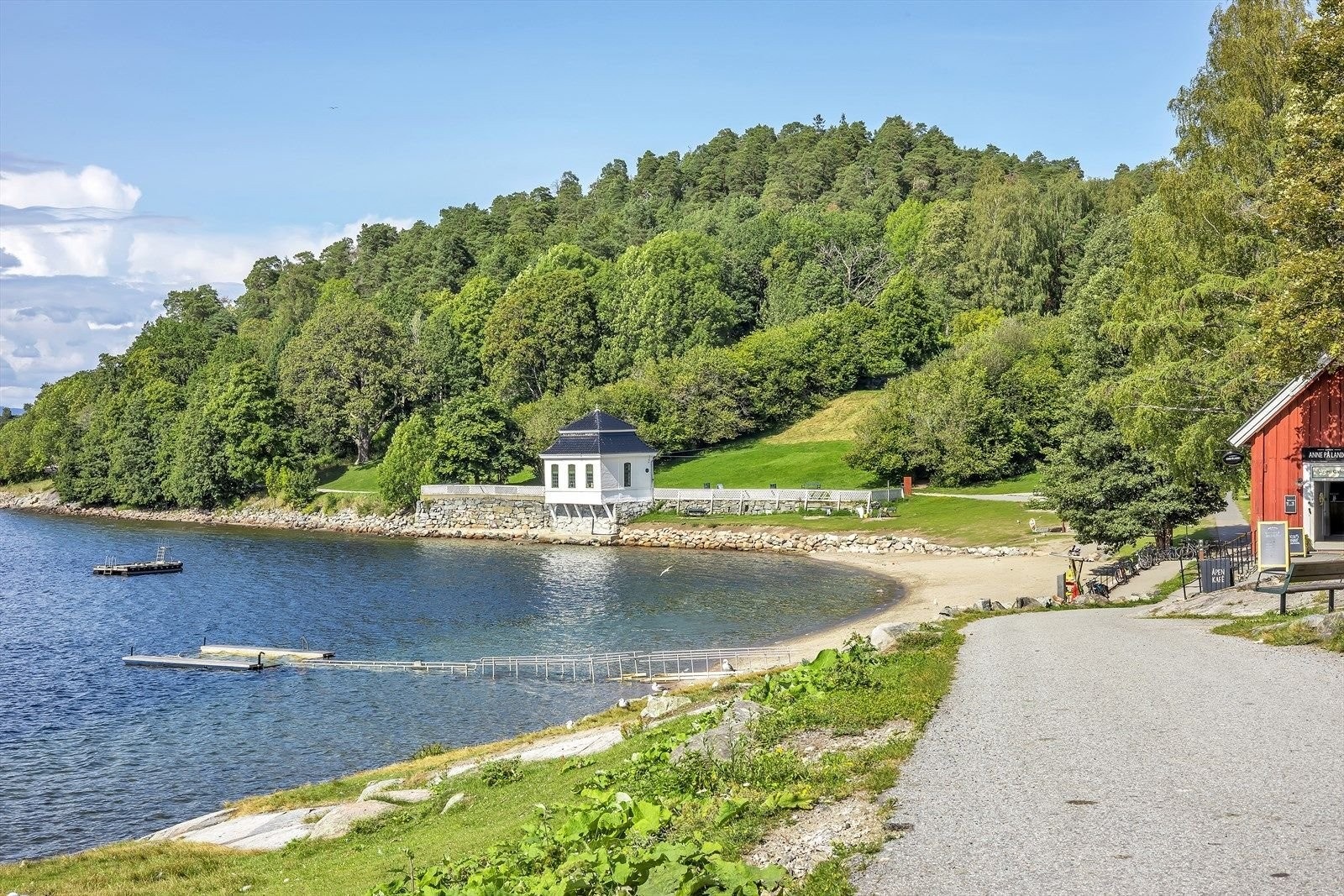 En kort sykkeltur unna ligger Hvervenbukta, en av Oslos mest populære badestrender. Her kan du nyte sol og sjø, eller ta turen innom den hyggelige kafeen Anne på Landet. Galleribilde