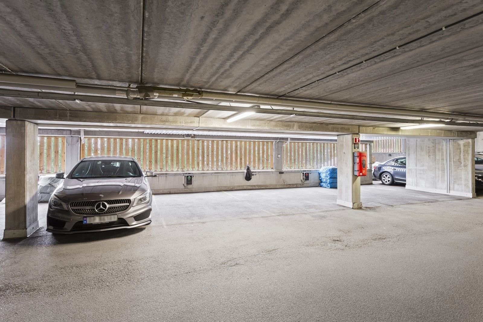 Med boligen følger det med en parkeringsplass i garasjen. Infrastruktur er ferdigutbygd for elbilladere i garasjen. Styret skal kontaktes for bestilling av elbillader til egen parkeringsplass. Galleribilde