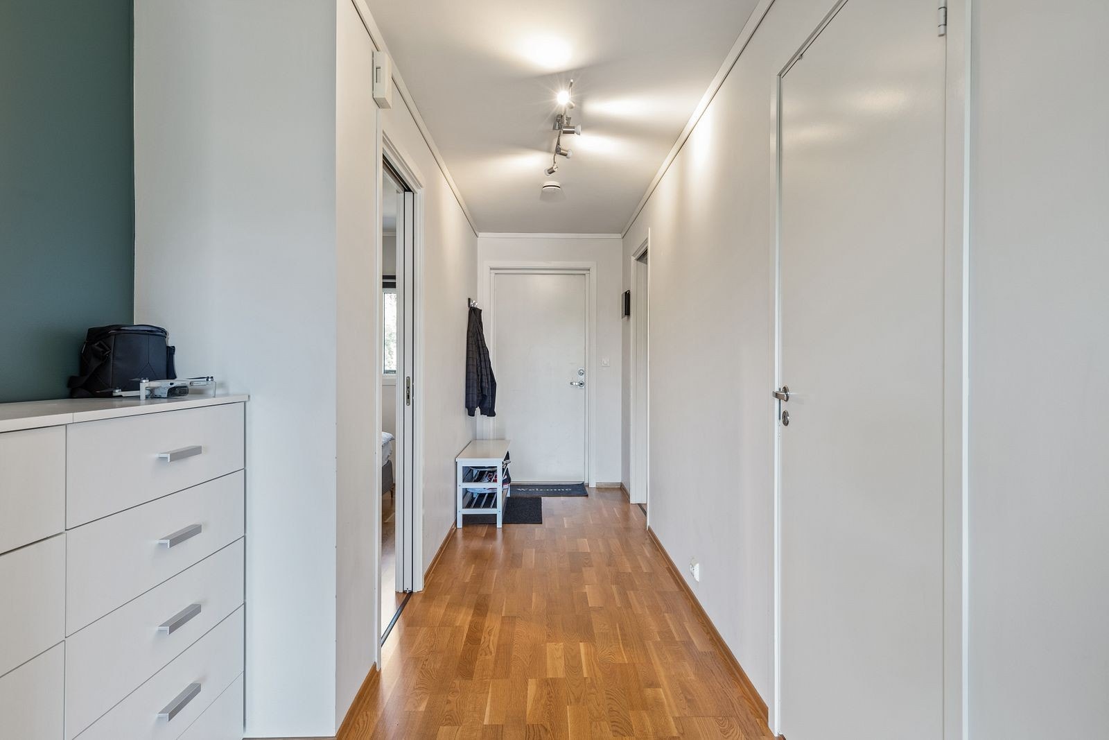 Hyggelig entre med plass til oppheng av yttertøy og sko. Galleribilde