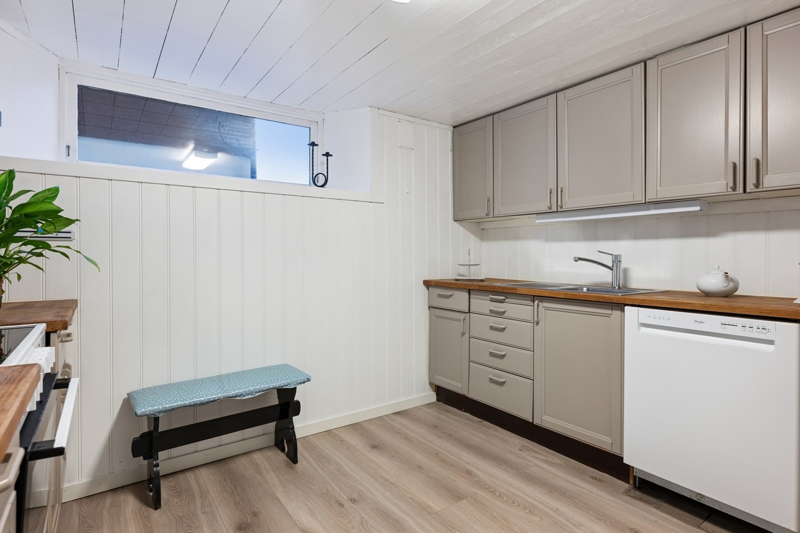 Kjøkkenet er ellers utstyrt med frittstående hvitevarer som kjøleskap, oppvaskmaskin, komfyr og kjøkkenventilator med kullfilter. Galleribilde