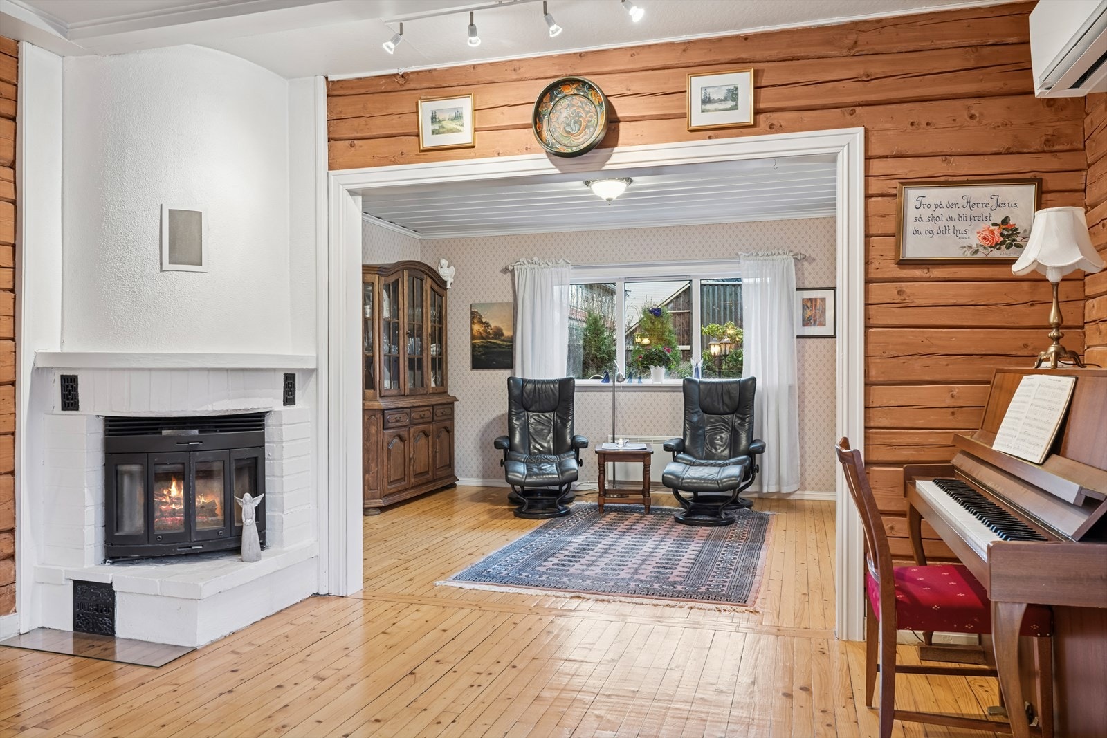 Stuen er ellers utstyrt med både peis og varmepumpe som sørger for god- og energieffektiv oppvarming året rundt. Galleribilde