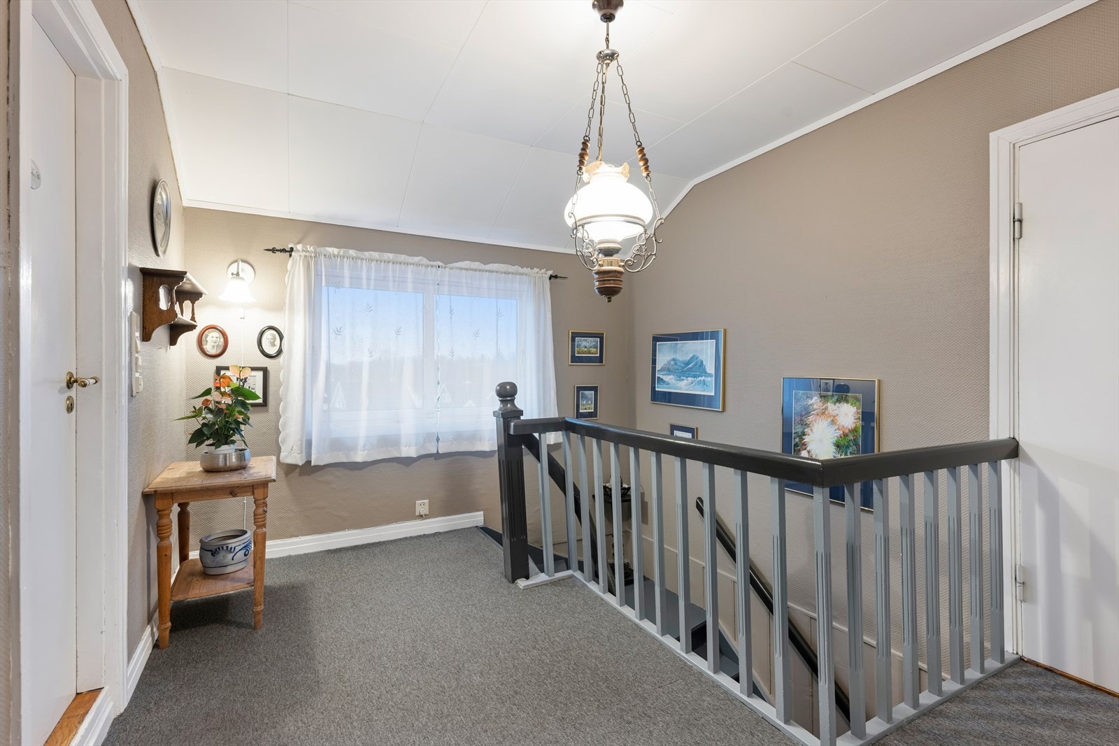 Følger man trappen opp til boligens andre etasje finner man tre soverom og to baderom. Galleribilde