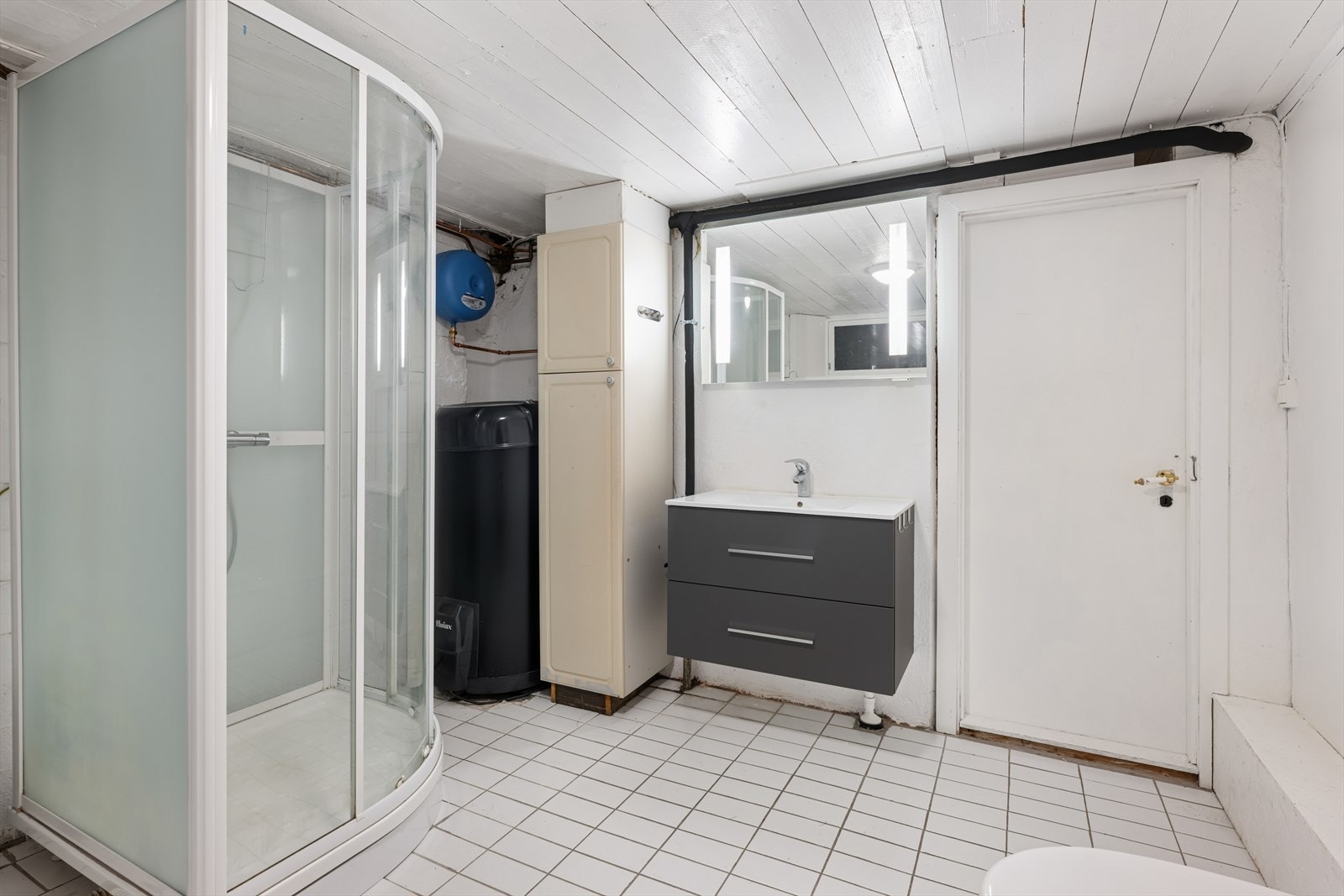 Badet er ellers utstyrt med dusjkabinett, toalett, baderomsinnredning med nedfelt servant, varmtvannsbereder og opplegg for vaskemaskin. Galleribilde