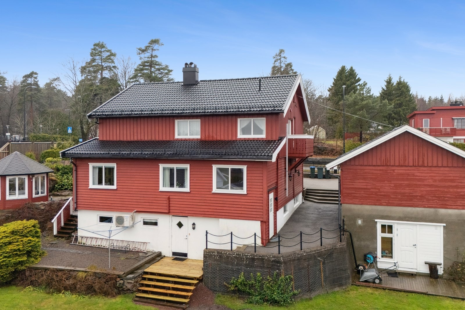 Eiendommen er på ca. 1 197 kvm og er flott opparbeidet med en stor og skjermet hage som strekker seg rundt deler av boligen og som er innrammet av hekk. Hagen er pent beplantet med frukttrær, prydbusker og blomsterbed med flerårige planter. Galleribilde