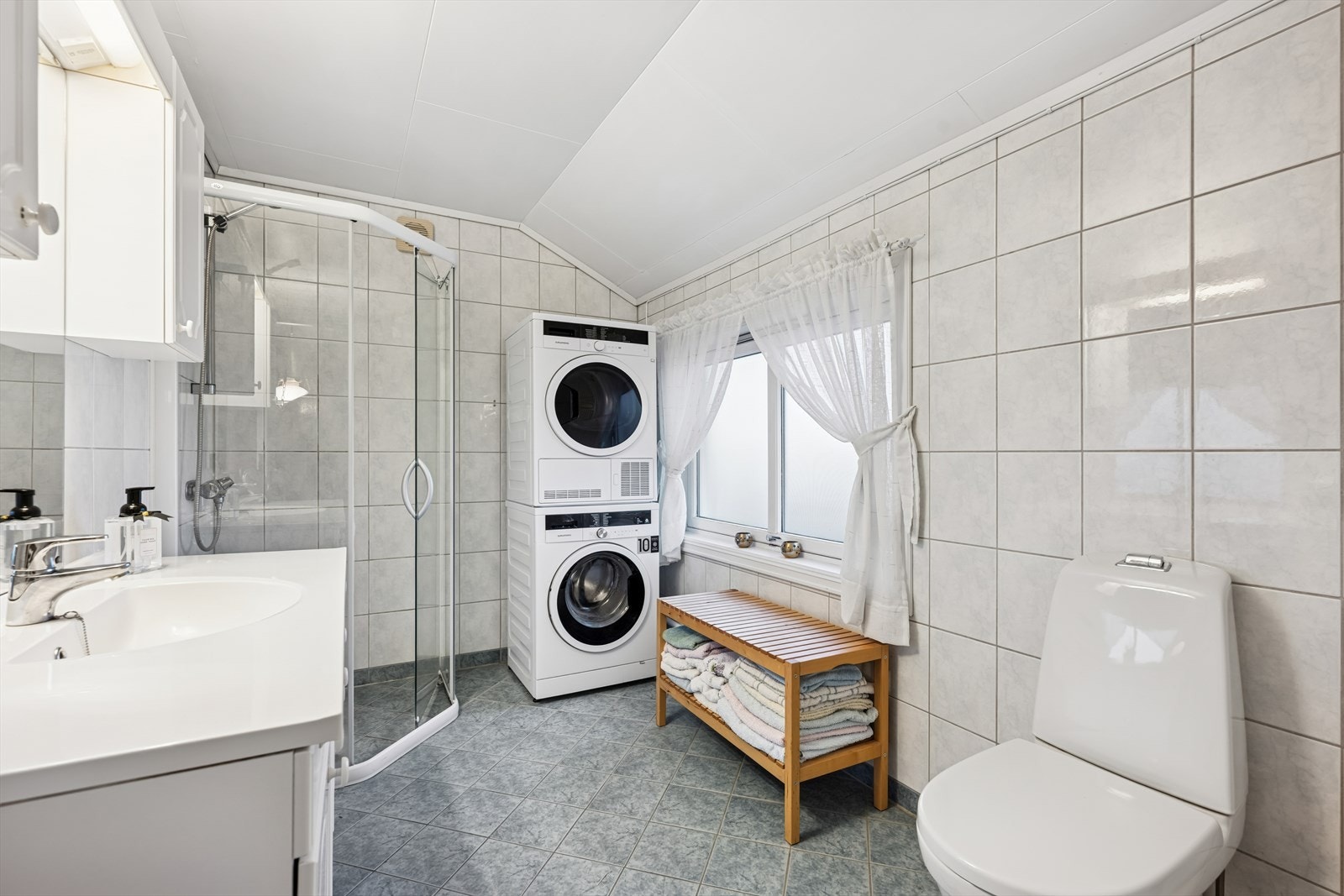 Det andre baderommet er oppgradert tidlig på 90-tallet og er innredet med blå fliser på gulv og lyse fliser på vegg. Galleribilde