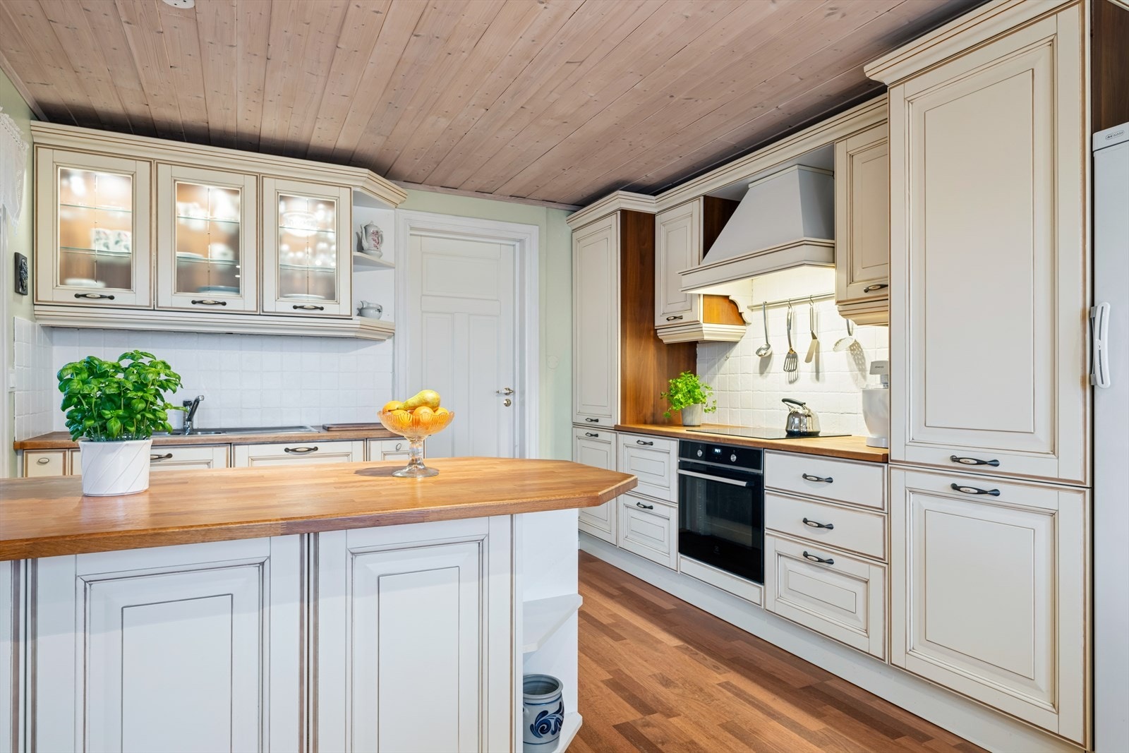 Kjøkkenet er ellers utstyrt med oppvaskmaskin, frittstående kjøleskap, stekeovn, koketopp og kjøkkenventilator med avtrekk ut. Galleribilde