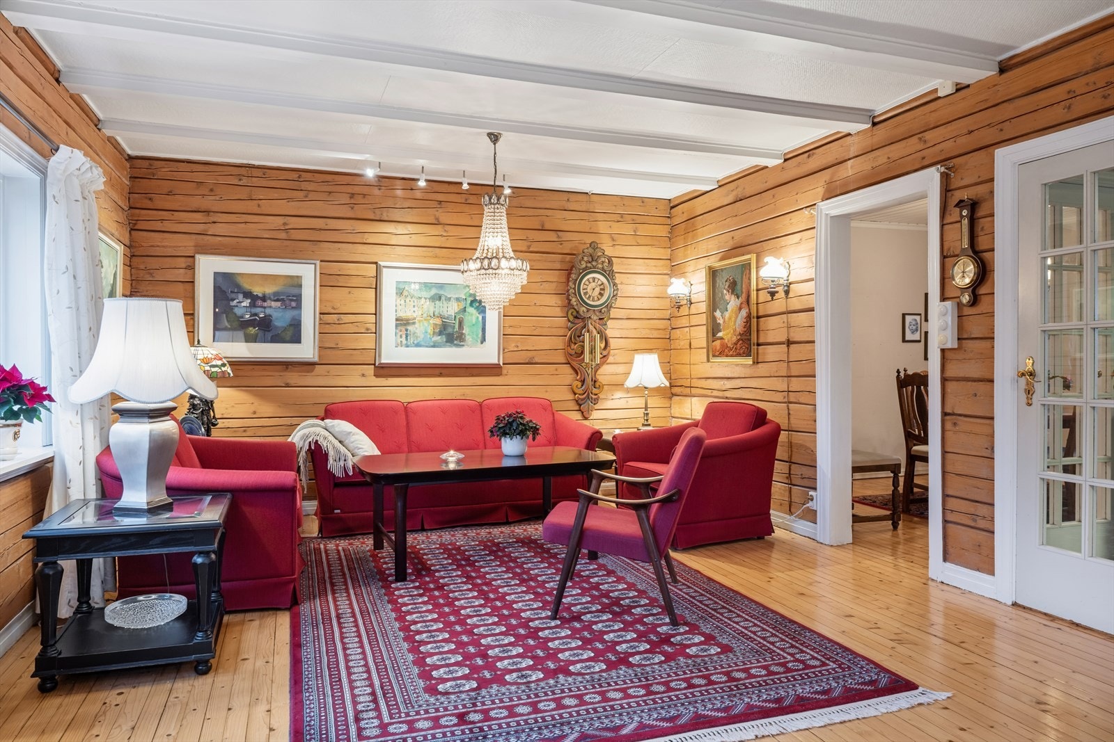 I boligens første etasje finner man flere stuer i delvis åpen løsning. Her har man god plass til å møblere i flere soner med både sofagrupper og spisegruppe. Galleribilde