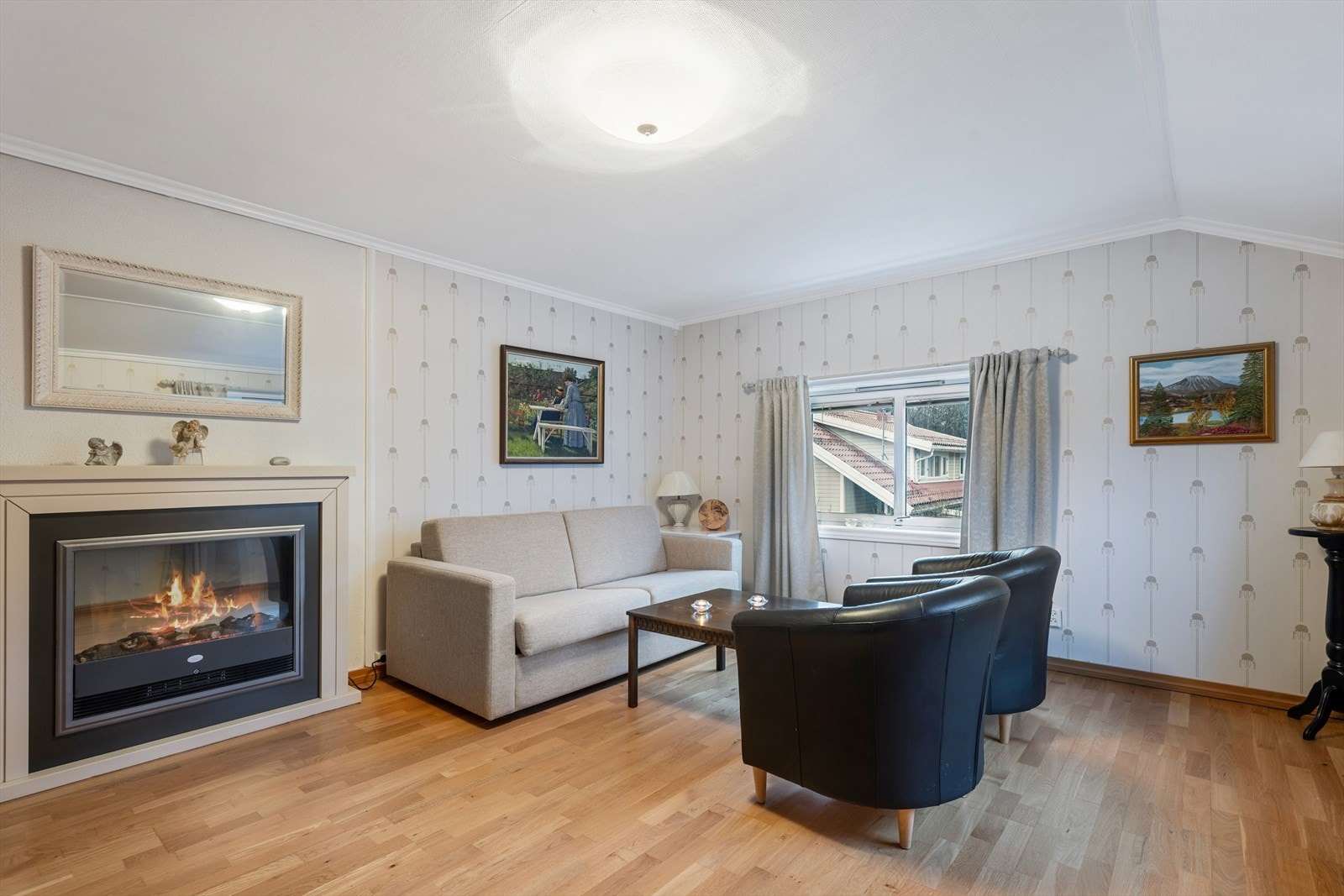 Soverom 2 er i dag innredet som stue og er også av god størrelse. Galleribilde