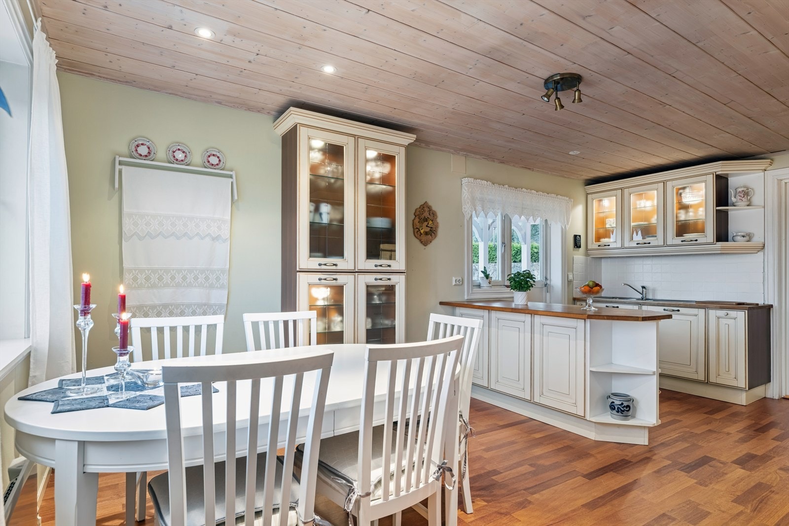 Videre finner man kjøkkenet. Også her har man god plass til å møblere med spisebord. Galleribilde