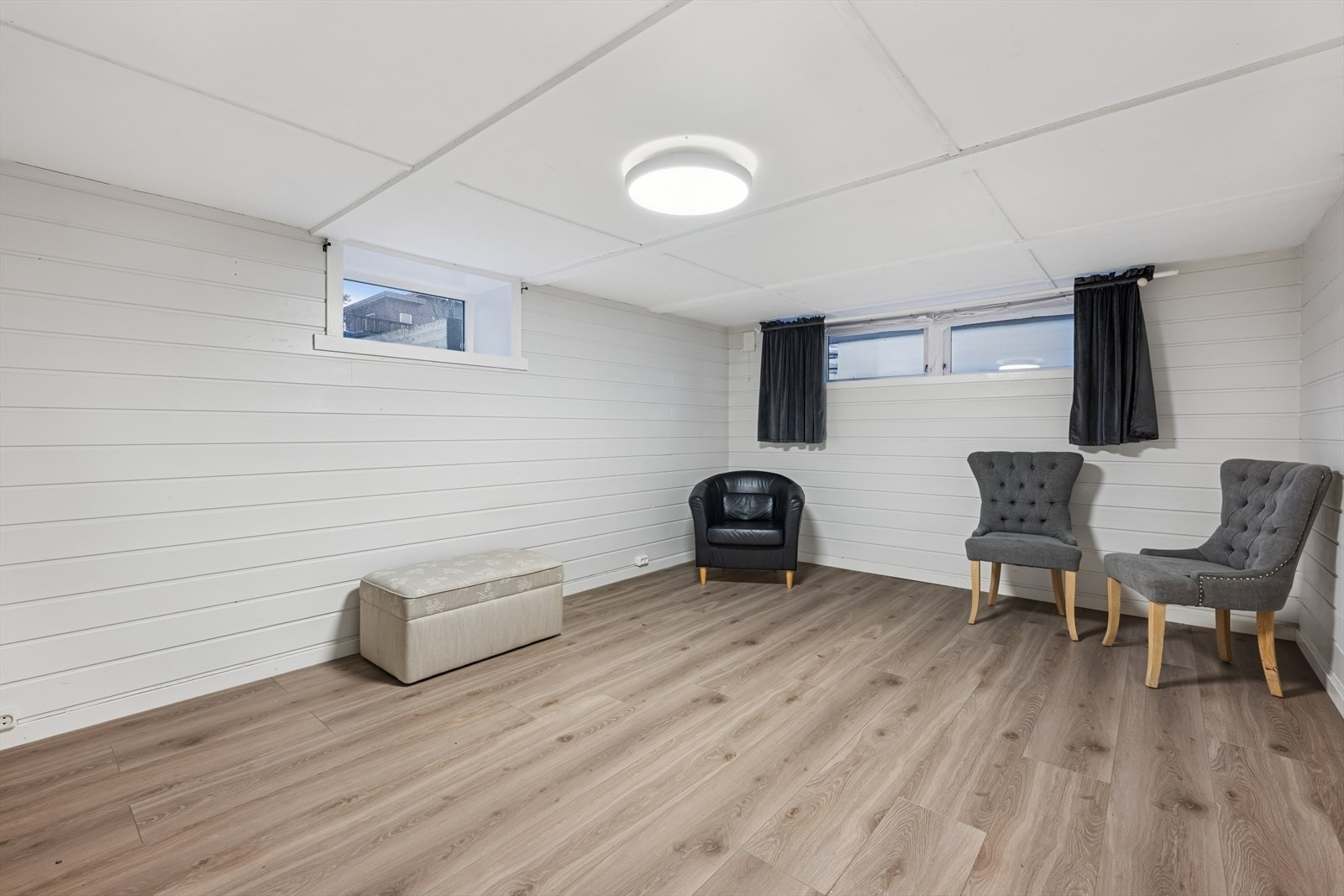 Videre finner man et rom som er innredet som stue hvor man har rom for å møblere med sofagruppe. Galleribilde