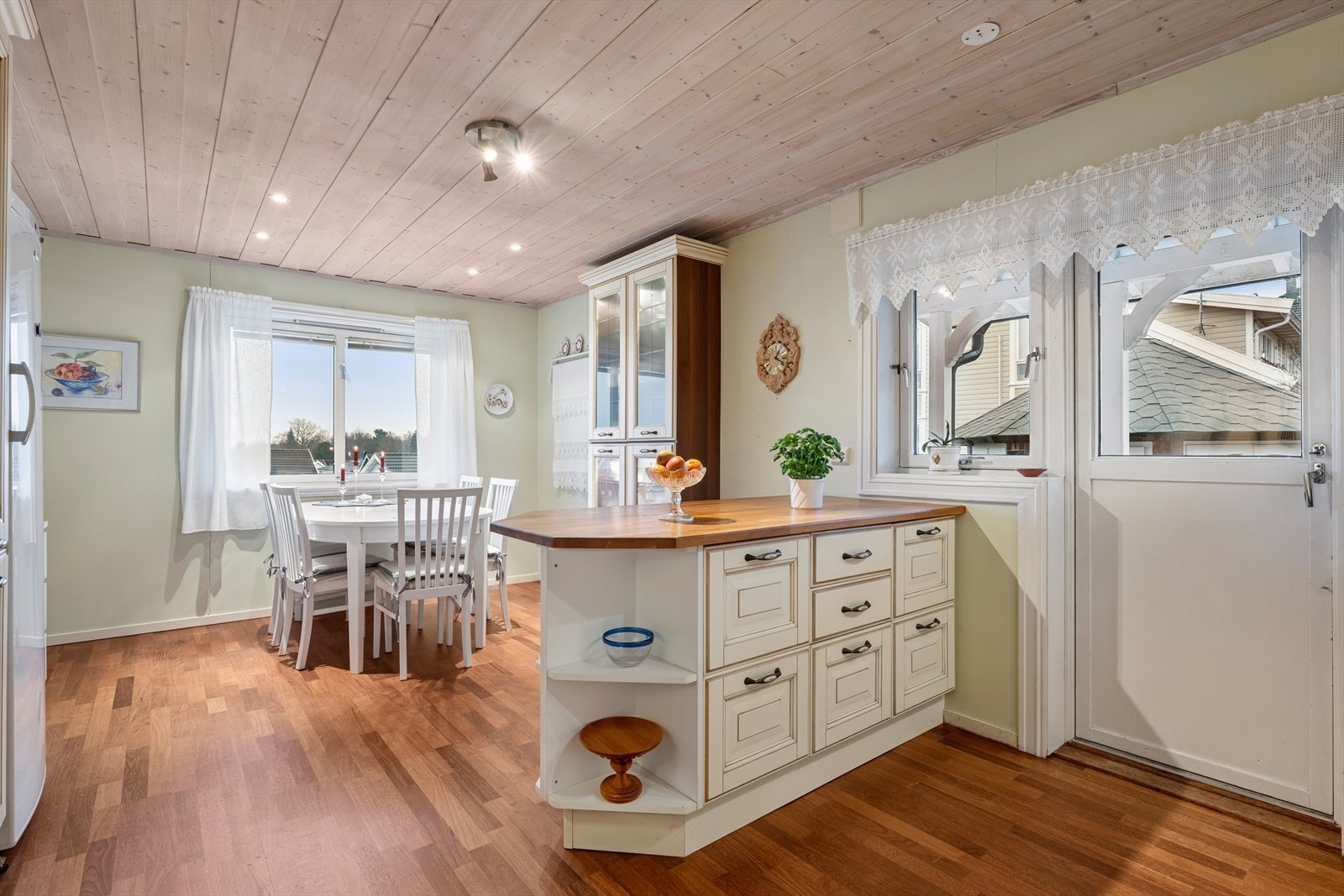 Fra kjøkkenet har man utgang til hagen. Galleribilde