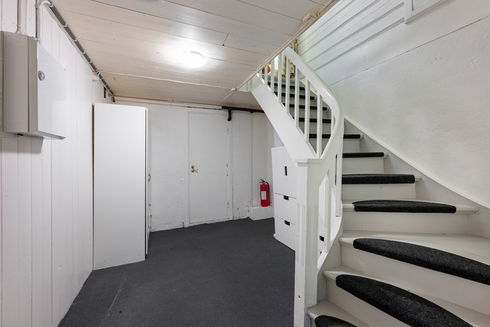 Kjelleren er i senere tid innredet til hybel. Tiltaket er ikke byggemeldt eller godkjent og i følge takstmann tilfredsstiller ikke rommene kravene for rom til varig opphold. Se mer informasjon under punkt "ferdigattest" og takstmanns tilstandsrapport. Galleribilde