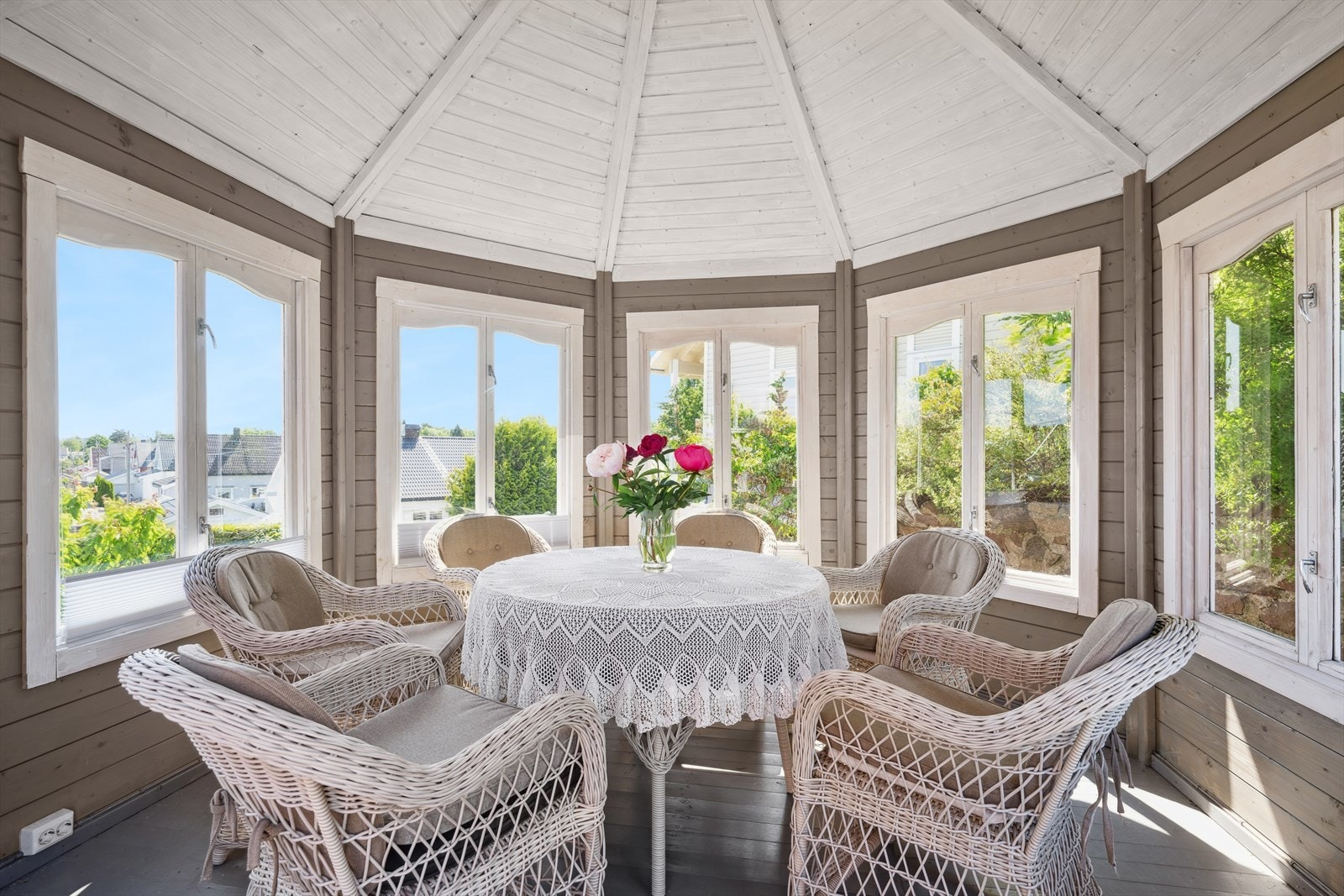 Når solen går ned kan man trekke seg inn i hagestuen hvor man har god plass til å samle venner (se punkt "ferdigattest"). Galleribilde