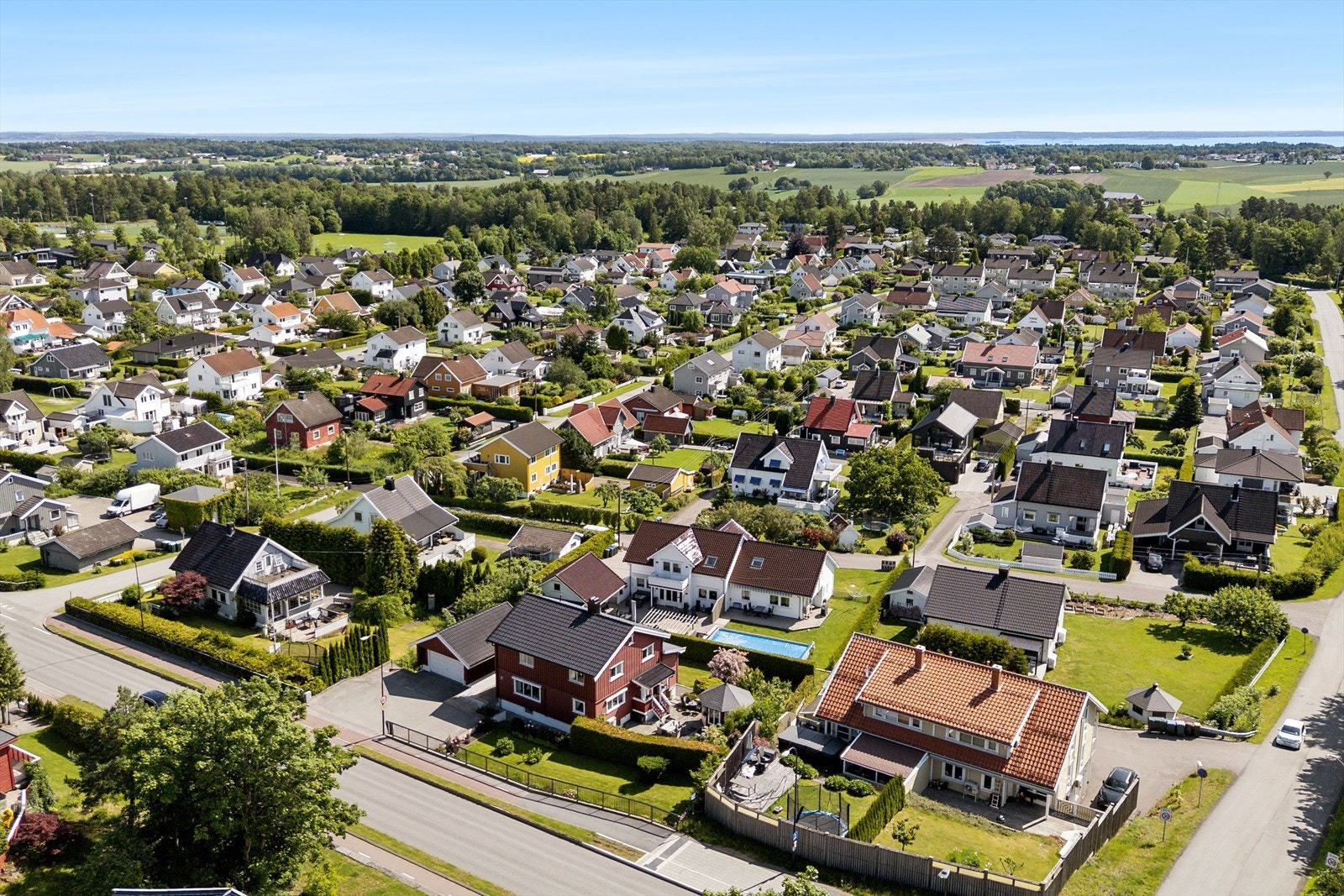 Det er ellers gangavstand til dagligvarebutikker. På Eiktoppen finner man også både kiosk, frisør, apotek og legesenter. Ellers er det kort vei til Tønsberg sentrum hvor man finner et rikt utvalg butikker, spisesteder og andre service- og kulturtilbud. Galleribilde