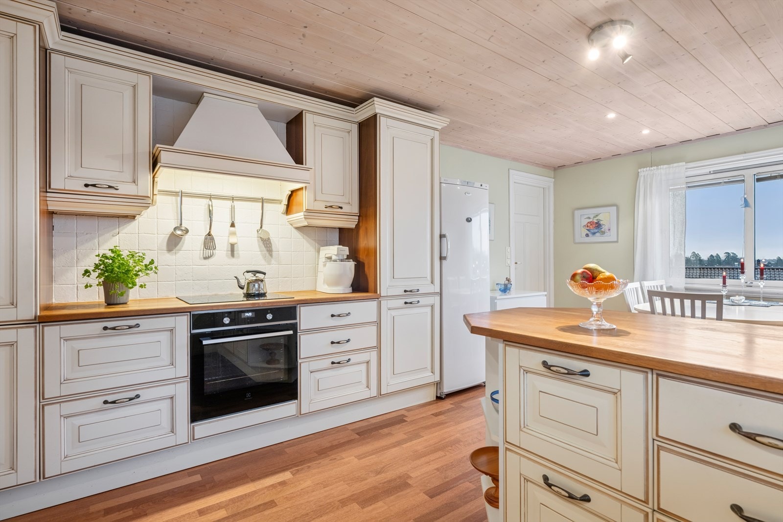 Kjøkkenet ble byttet i 2007 og er innredet med hvite, profilerte fronter og benkeplate av heltre. Et stort og godt kjøkken hvor man har rikelig med skap- og skuffeplass, samt gode arbeidsflater på benk. Galleribilde