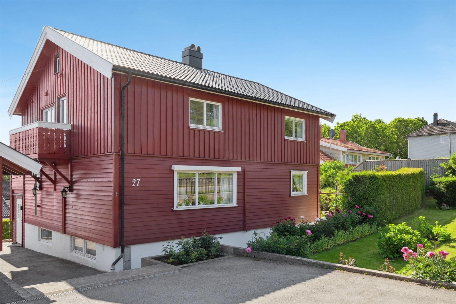 Boligen er eldre tømmerkasse av ukjent opprinnelse som er satt på eiendommen rundt 1946. Det ble i samme tid utvidet og bygget på en ny etasje. Boligen er i senere tid både bygget på og modernisert og har tilhørende garasje. Galleribilde