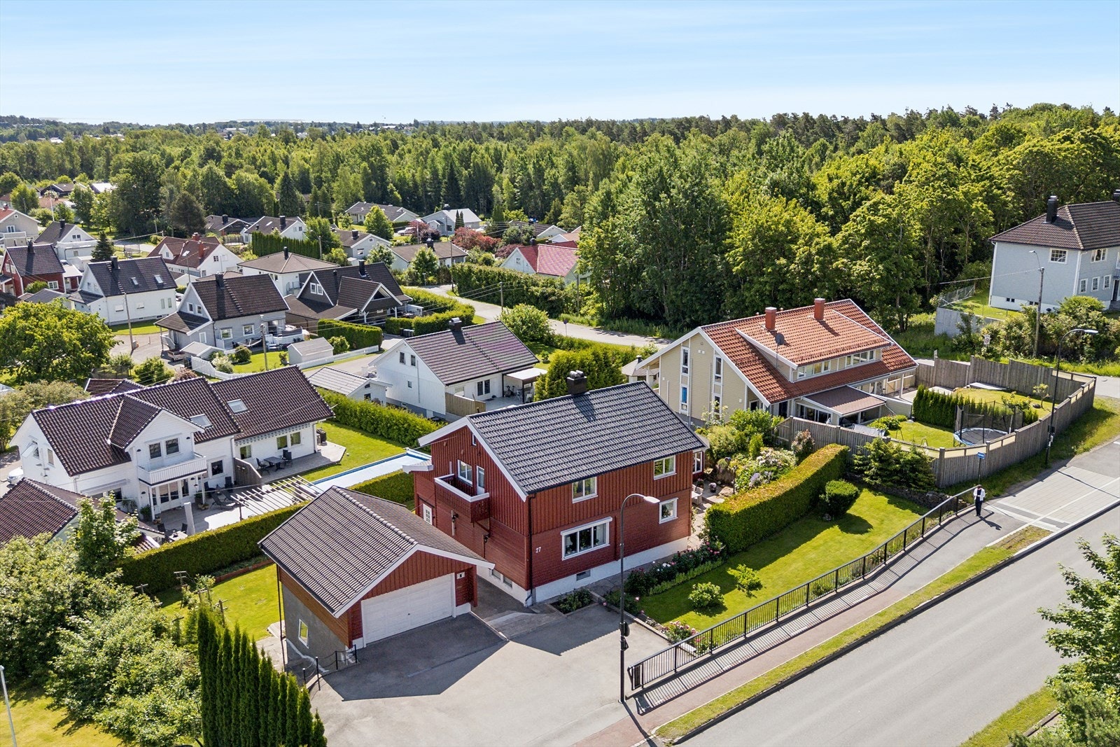 Eiendommen ligger fint til i et rolig og barnevennlig område med trygg vei til barnehager, skoler, idrettsanlegg og flotte turområder. Det er også bussholdeplass like ved boligen. Galleribilde
