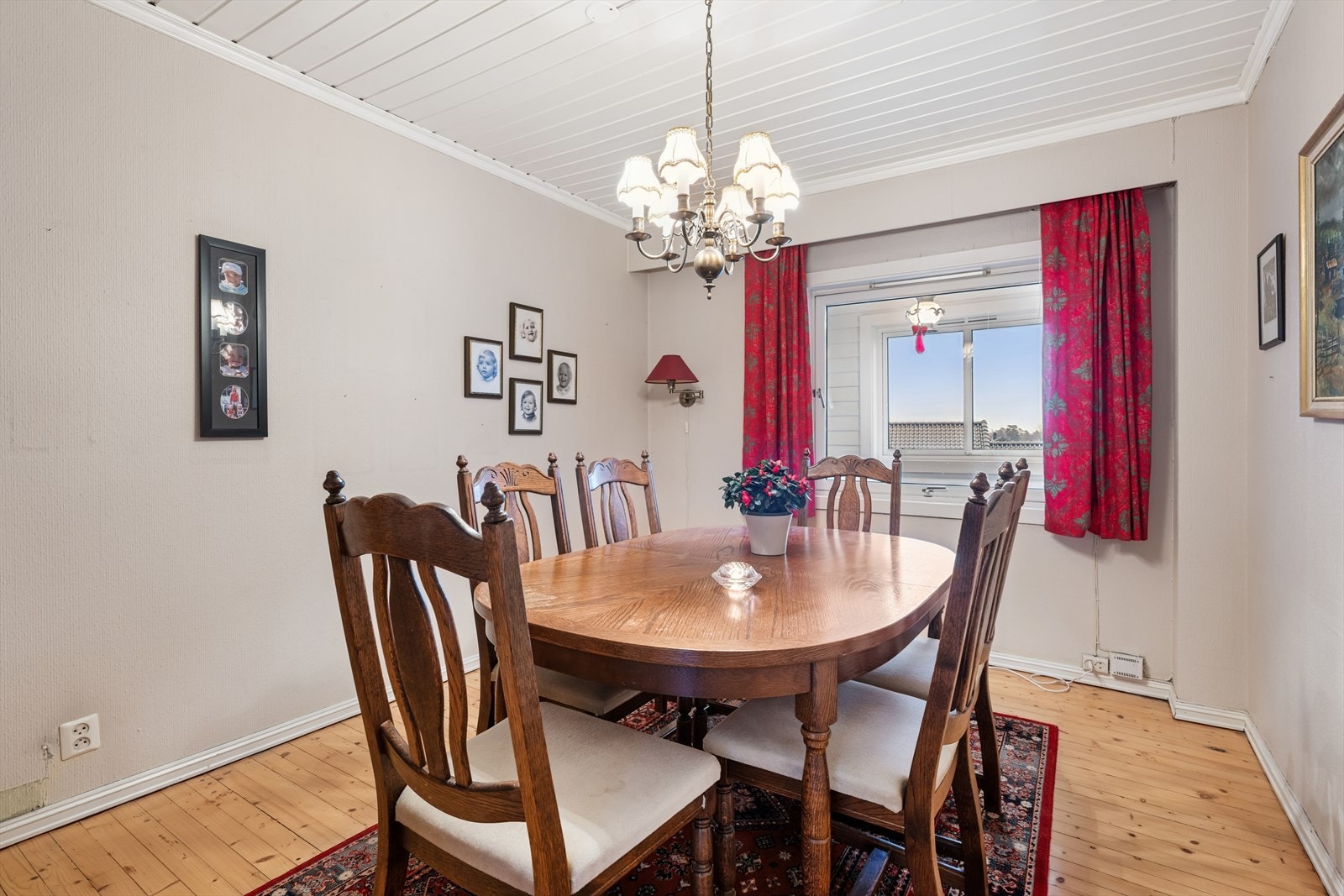 I spisestuen har man god plass til å dekke langbord og invitere venner og familie. Galleribilde