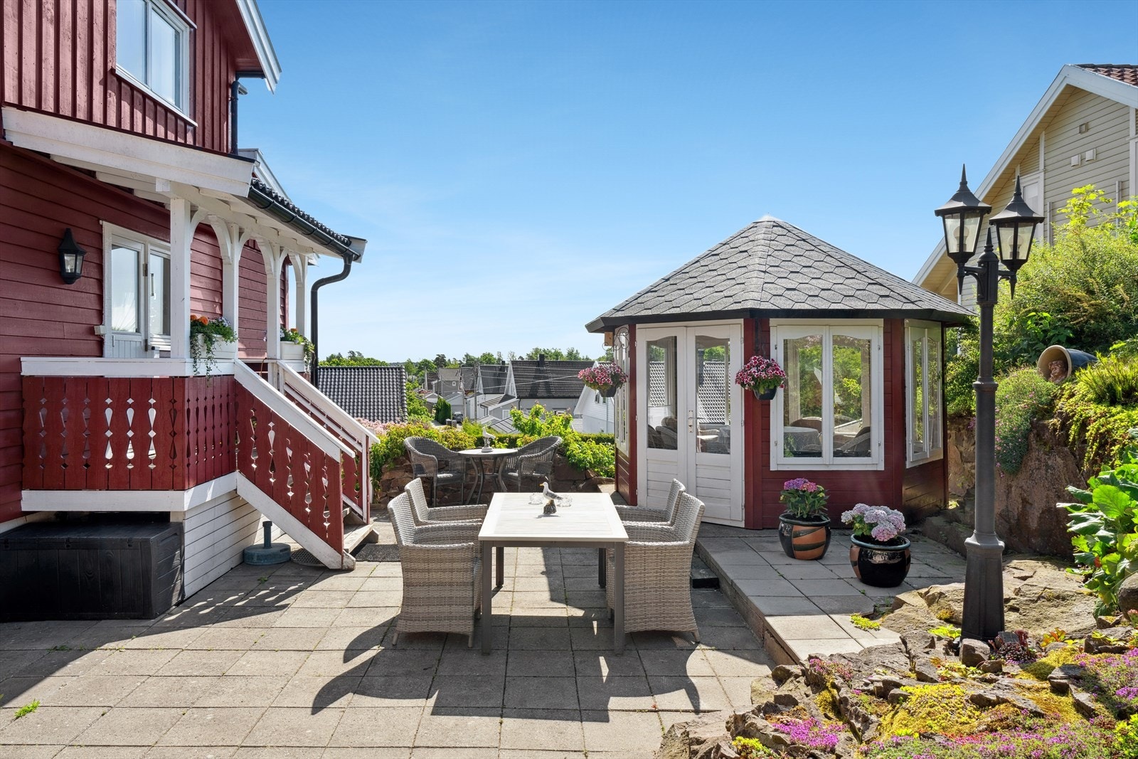 Ellers er uteområdet opparbeidet med plattinger over flere nivå som gjør det mulig å flytte seg etter solforholdene, samt en koselig hagestue hvor man kan trekke inn på kveldstid (se punkt "ferdigattest"). Galleribilde