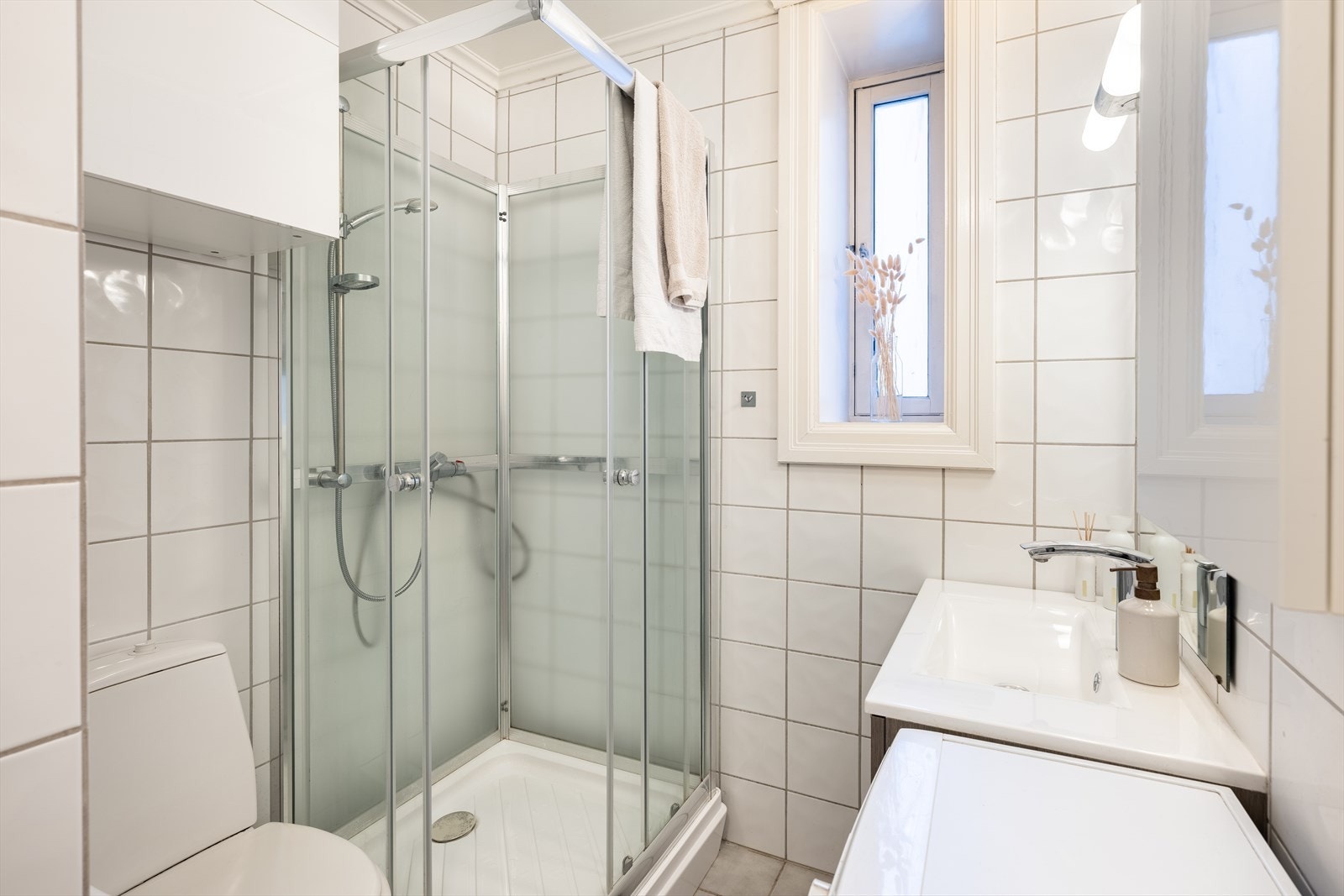 Pent flislagt bad med varmekabler i gulvet. Galleribilde