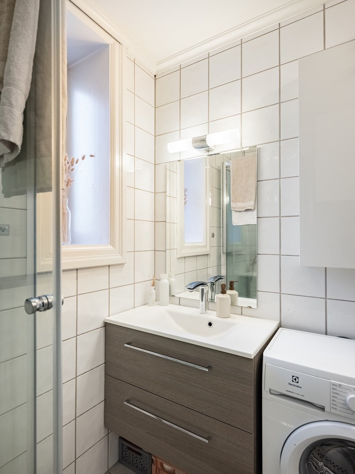 Baderommet måler 4m² og har opplegg for vaskemaskin. Galleribilde