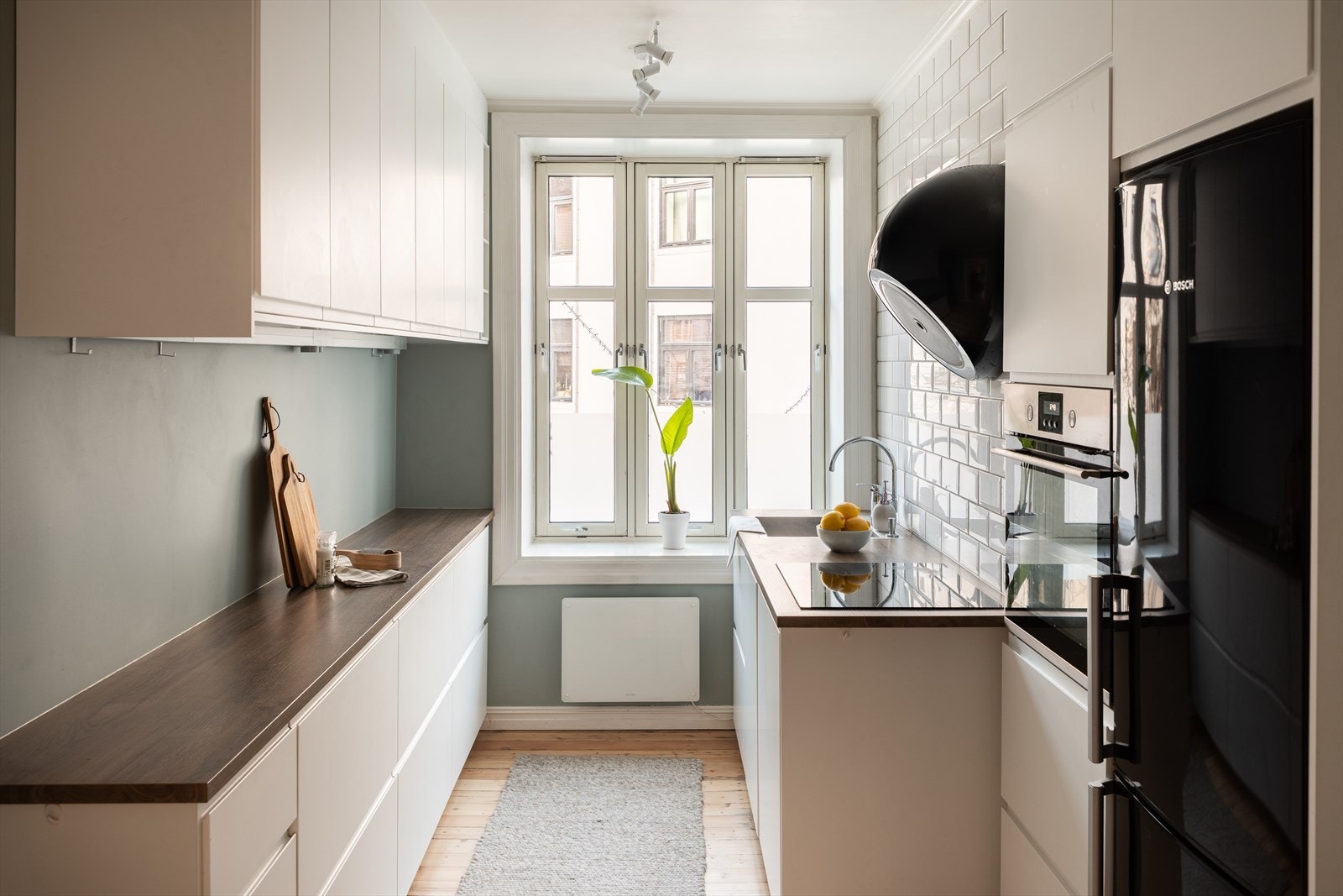 Moderne kjøkken med praktisk løsning og god benkeplass. Galleribilde