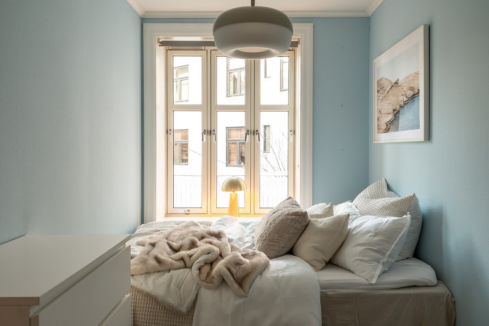 Soverom på 9m², med vindu ut mot rolig bakgård. Galleribilde