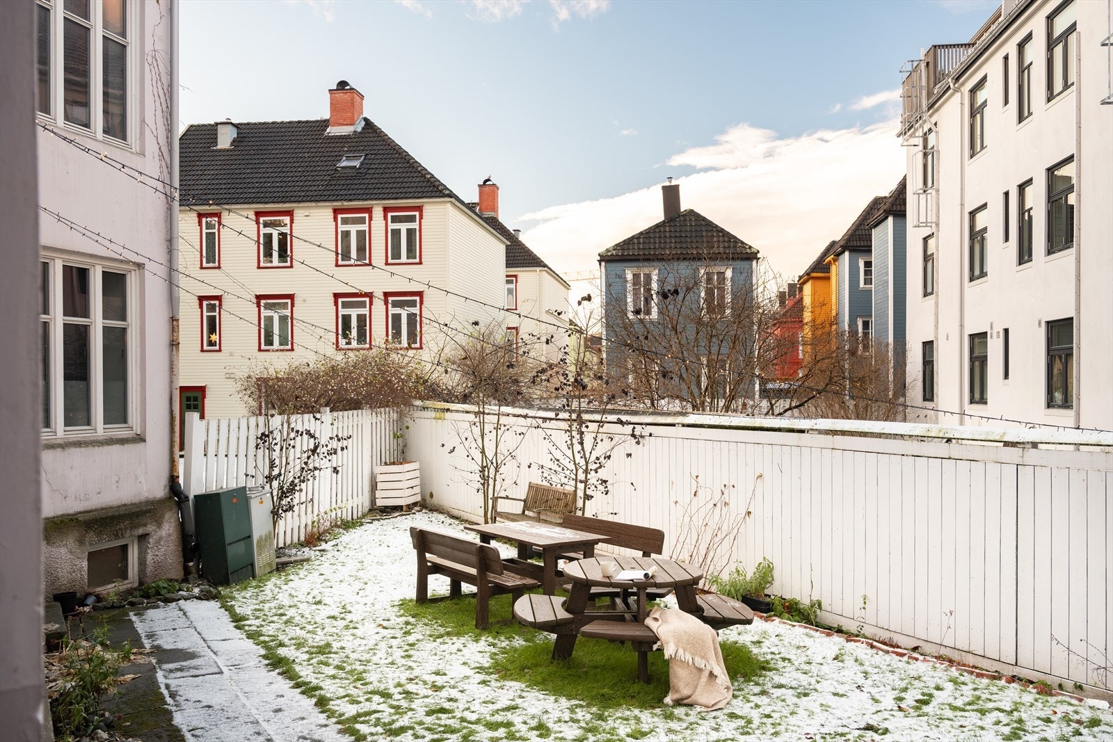 Felles bakgård. Galleribilde