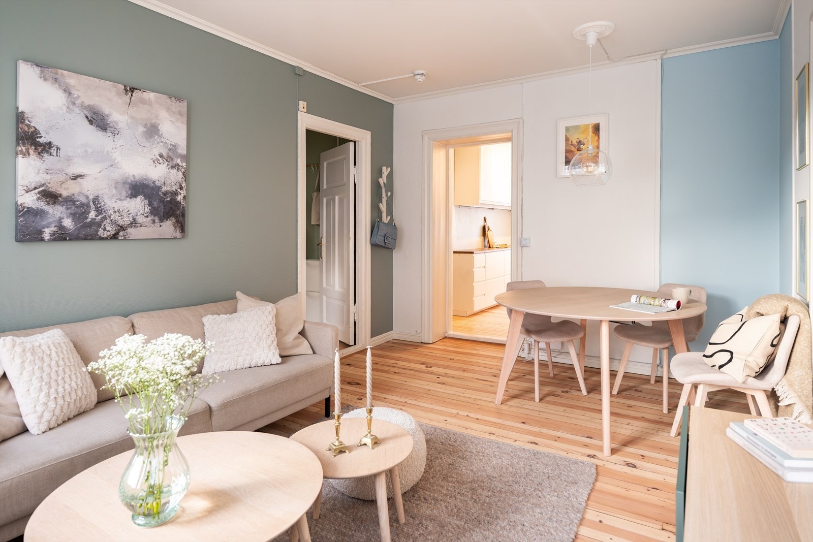 Den romslige stuen på 15,5 m² gir god plass til både en sofagruppe og et spiseområde. Galleribilde