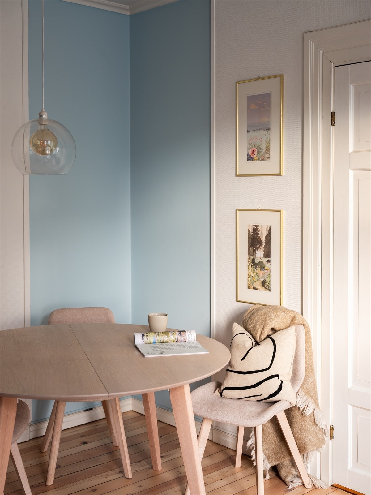 Leiligheten består av entré, stue, kjøkken, to soverom og et bad. Galleribilde