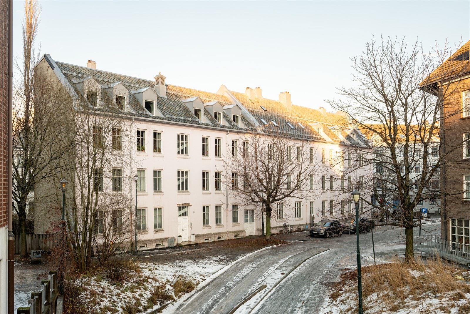 Parkering i gate, med søknadsmulighet i p-kjeller i nabobygget. Leiligheten ligger i en gate uten gjennomgangstrafikk. Galleribilde