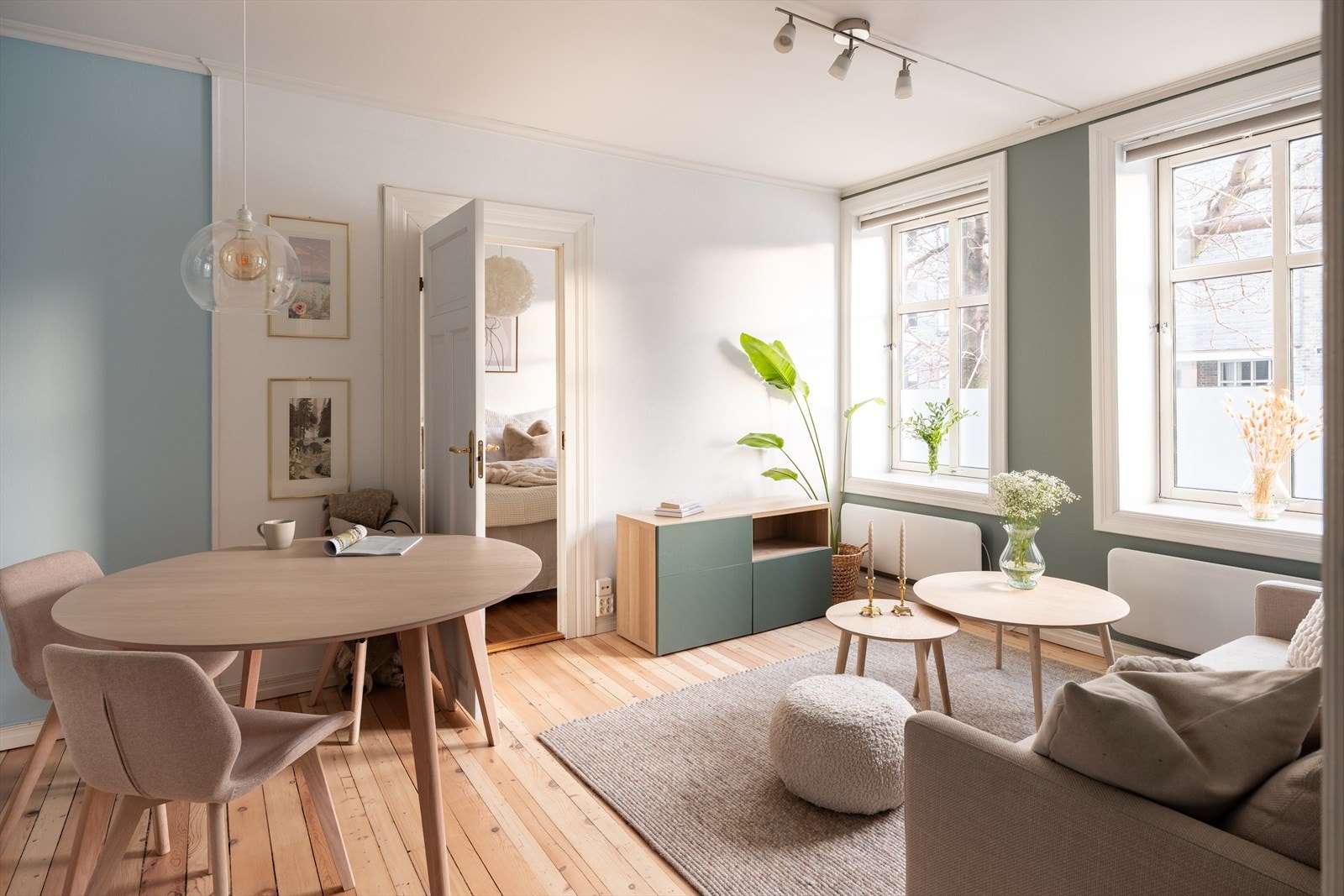 God takhøyde, dype vinduskarmer og store vindusflater som gir godt lysinnslipp. Galleribilde