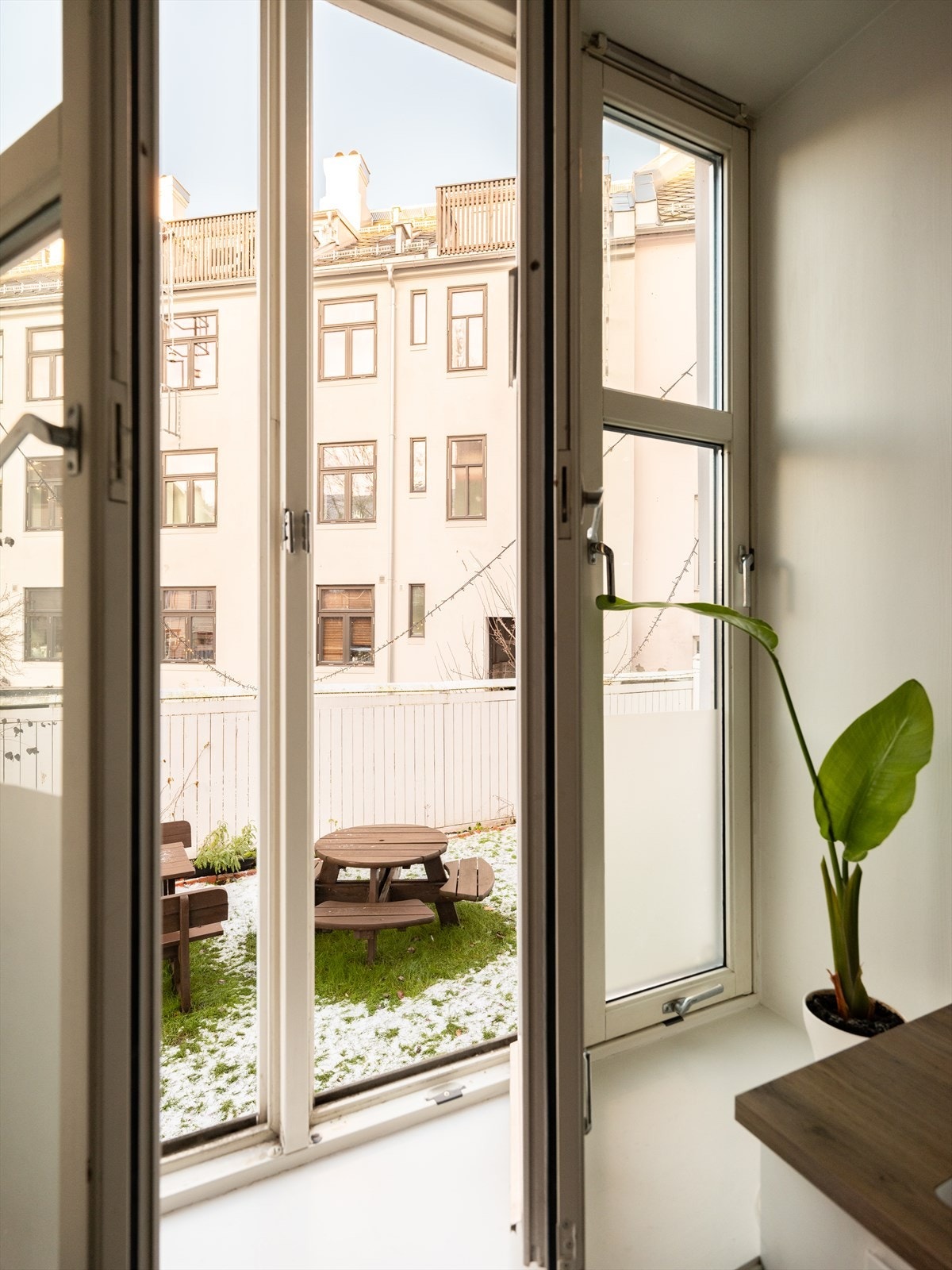 Kjøkken og det ene soverommet har vindu mot bakhagen. Galleribilde