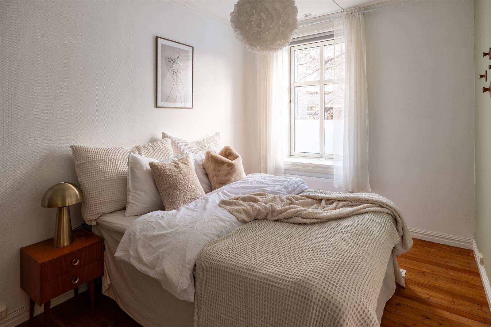 God plass til dobbeltseng og tilhørende møblement. Galleribilde