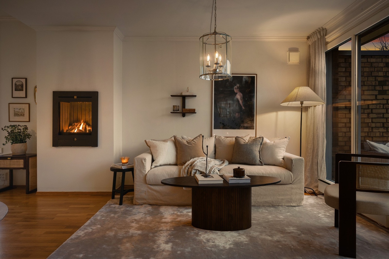 En moderne gasspeis tilfører rommet varme. Galleribilde