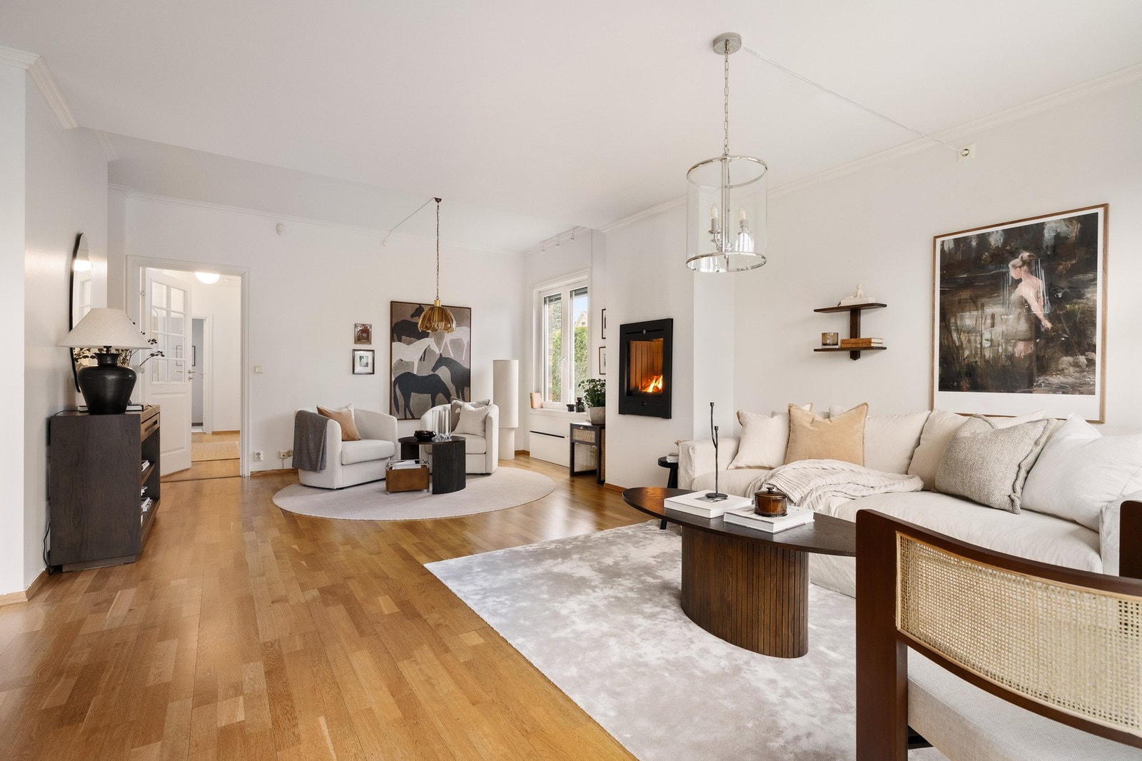 Den gjennomgående utformingen sammen med en god takhøyde bidrar til en luftig atmosfære. Galleribilde