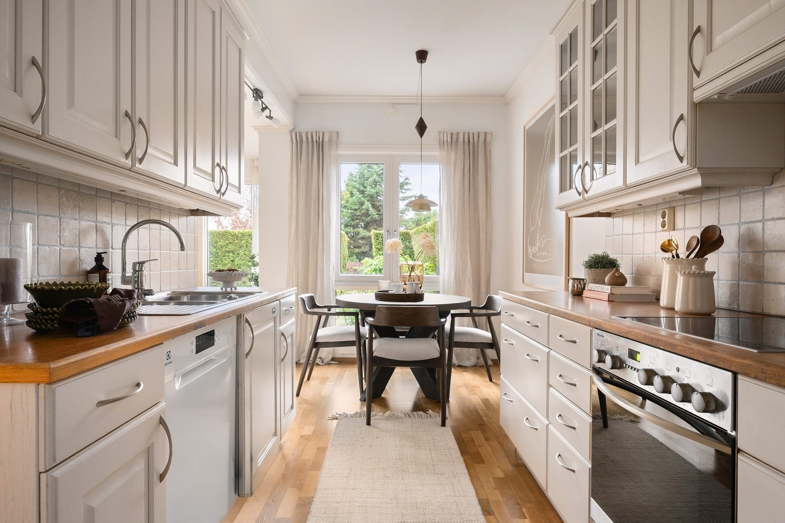 Kjøkkenet har integrerte hvitevarer, inkludert stekeovn, keramisk platetopp, oppvaskmaskin og kjøleskap med fryserdel. Galleribilde