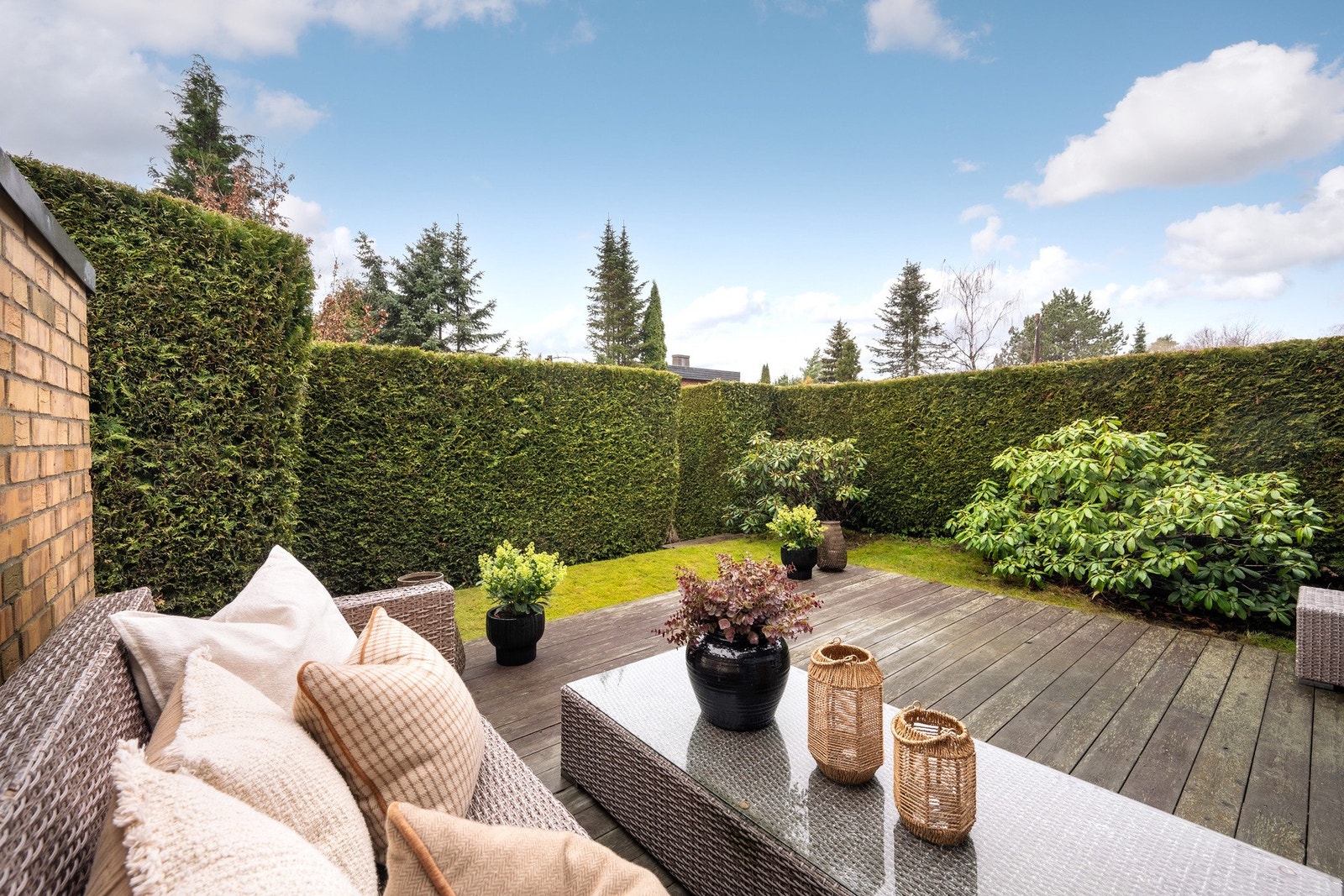 Leiligheten forlenges av en svært solrik terrasse med videre adkomst til egen hagedel. Galleribilde